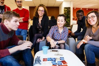 Partie de jeu de société après le déjeuner Partie de jeu de société après le déjeuner