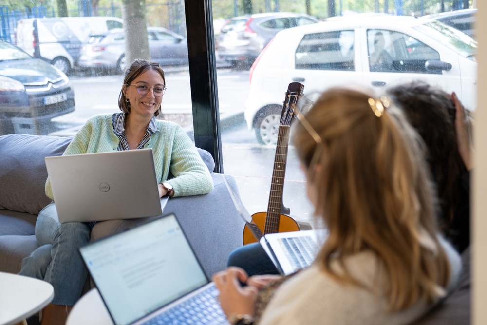Réunion d'une équipe de salariée en télétravail dans l'espace convivial de La Cordée République à Villeurbanne.