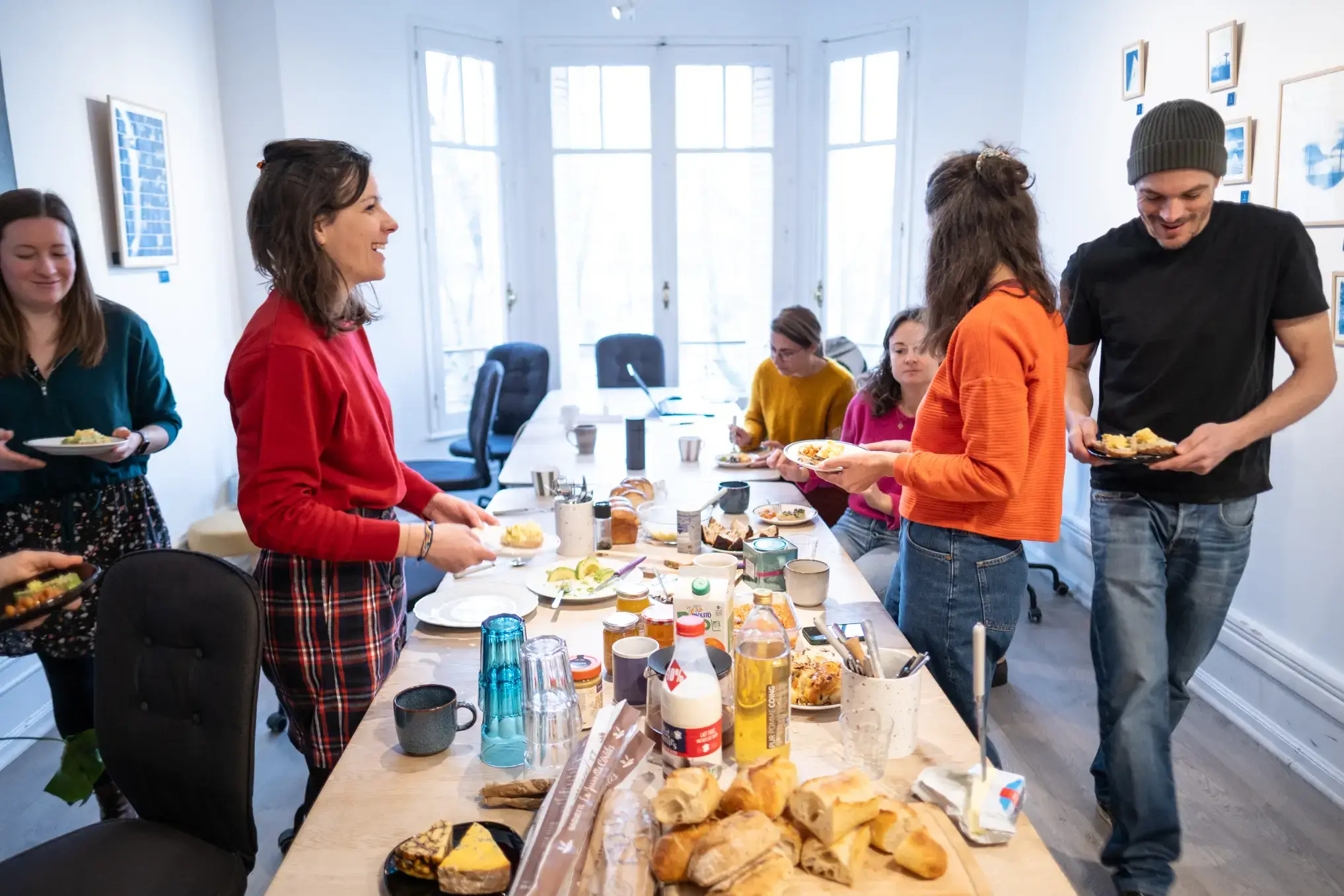 Grand repas partagé entre tous les coworkers de la lumineuse Cordée Annecy