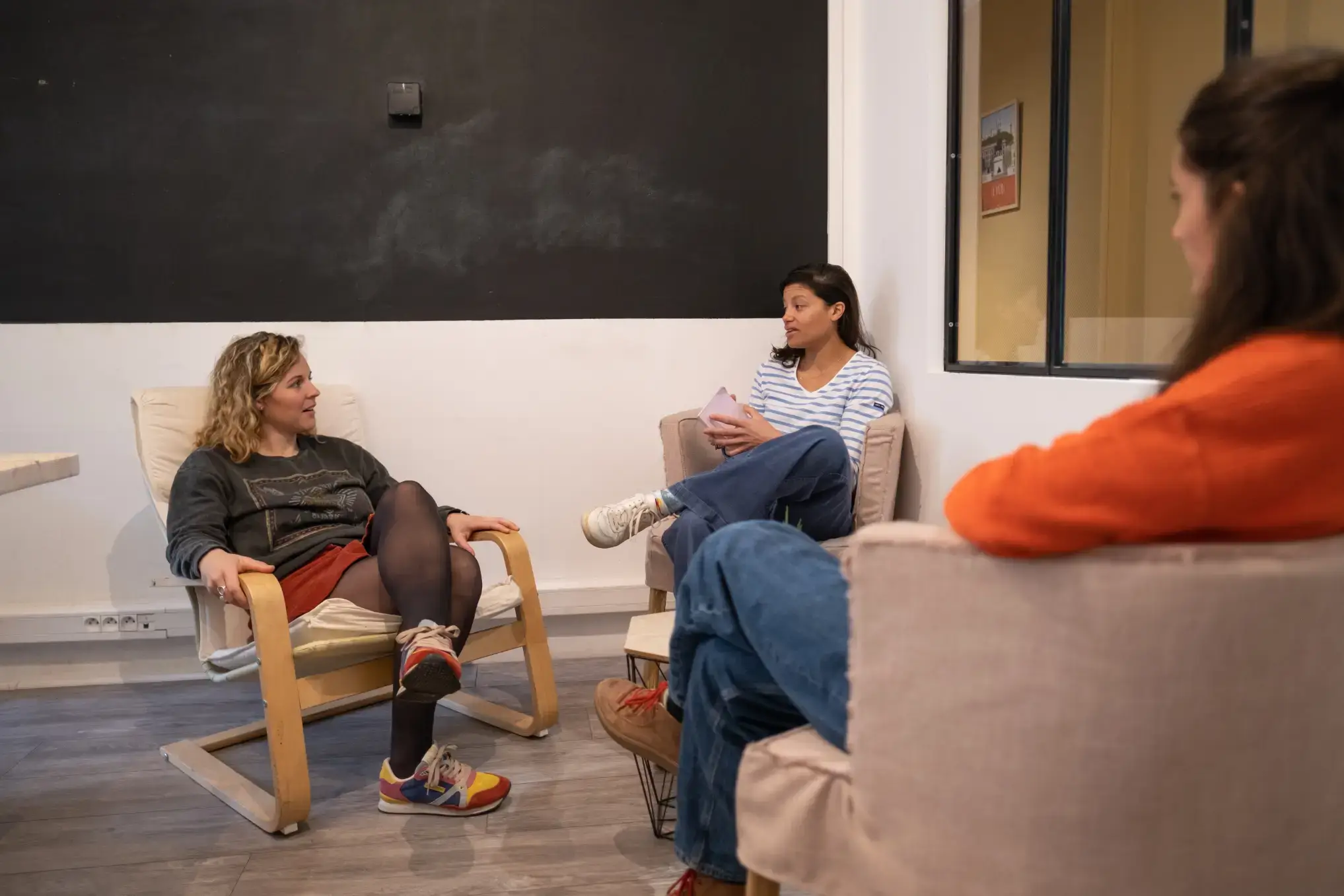 Des coworkers encordées discutent entre elles