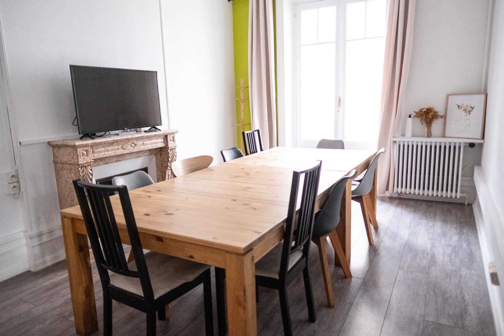 Salle équipée d'un écran TV et d'une grande table, open space privatisable au centre d'Annecy Salle équipée d'un écran TV et d'une grande table, open space privatisable au centre d'Annecy