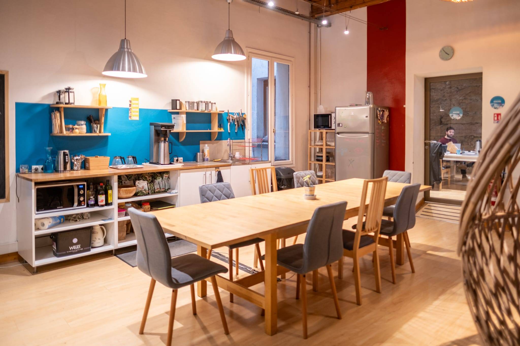 Cuisine équipée et grande table partagée, espace privatisable Lyon 1er Cuisine équipée et grande table partagée, espace privatisable Lyon 1er
