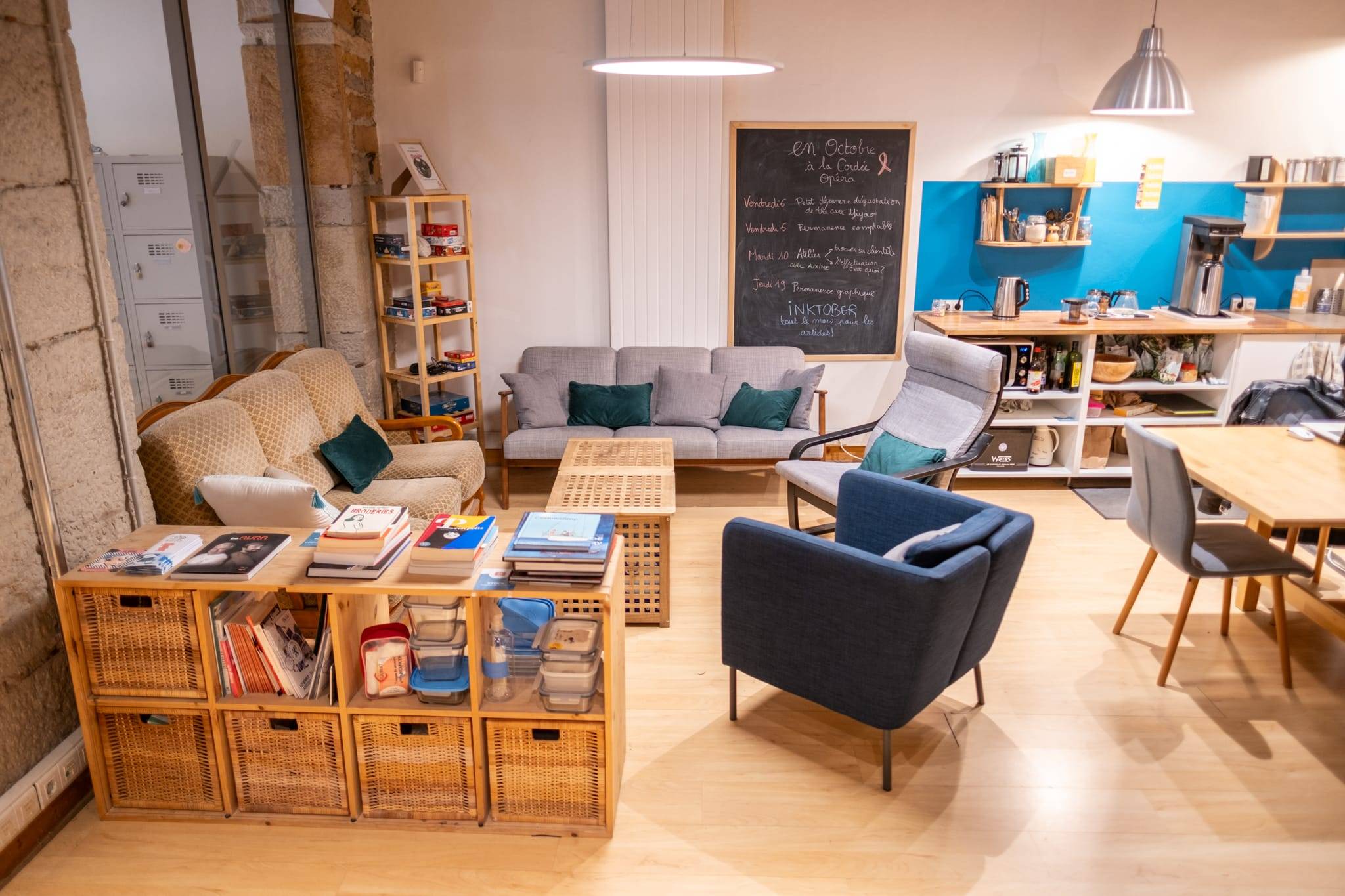Coin salon avec canapés et bibliothèque, espace privatisable La Cordée Lyon Terreaux Coin salon avec canapés et bibliothèque, espace privatisable La Cordée Lyon Terreaux
