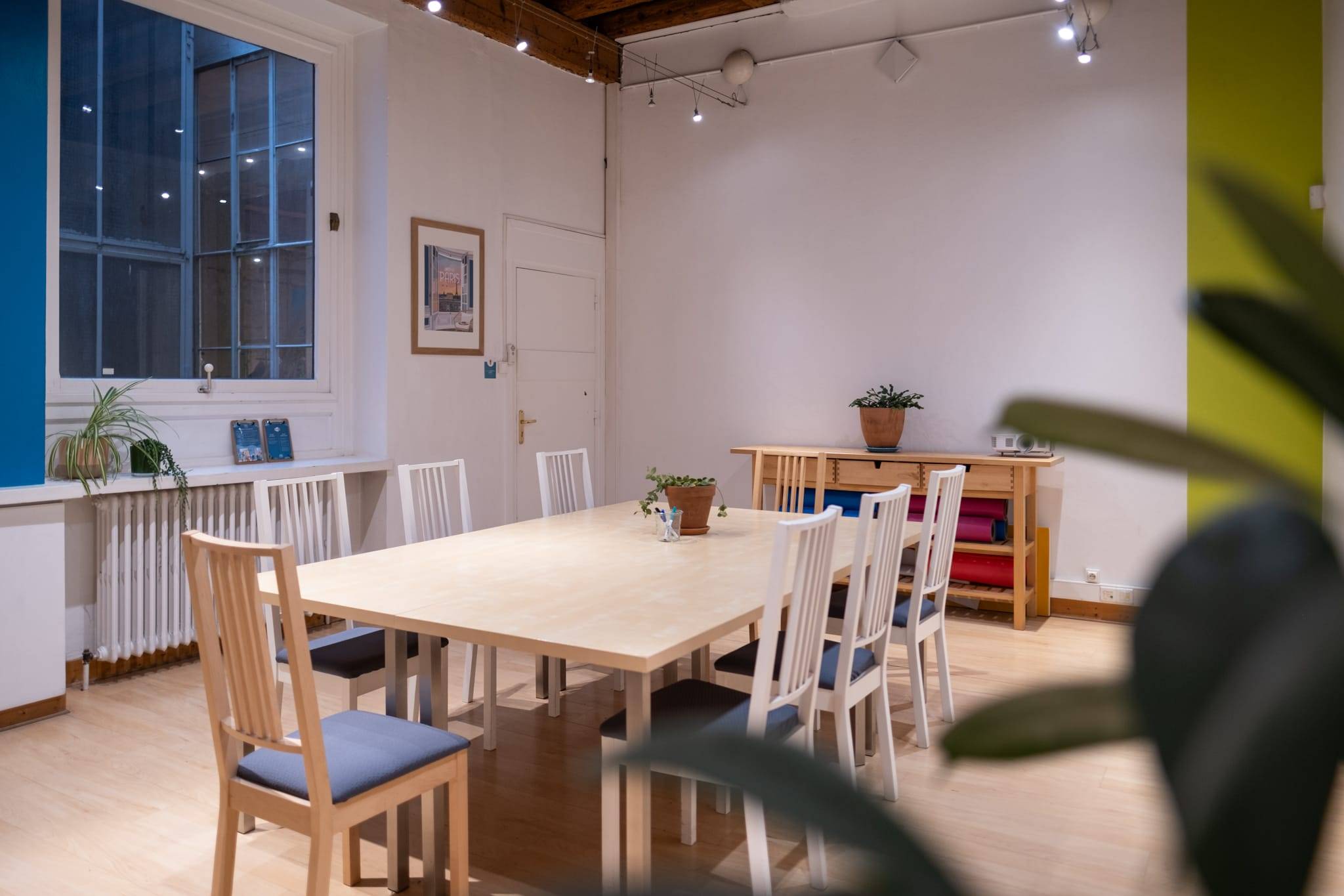 Salle de réunion lumineuse avec grande table en bois, La Cordée Lyon 1er Terreaux Salle de réunion lumineuse avec grande table en bois, La Cordée Lyon 1er Terreaux