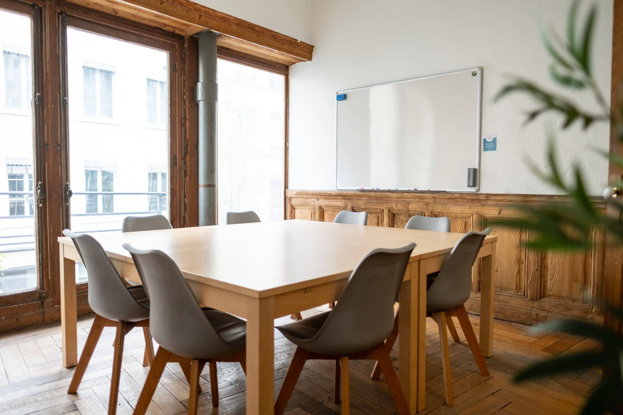 Salle de réunion 8 personnes avec tableau blanc Lyon quartier Part-Dieu Salle de réunion 8 personnes avec tableau blanc Lyon quartier Part-Dieu
