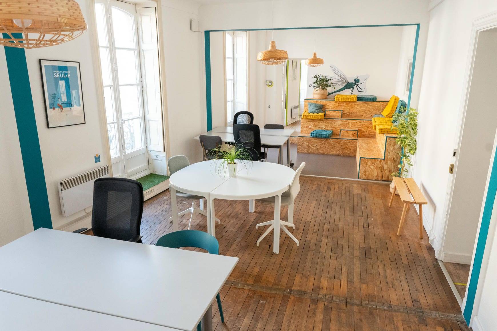 Espace privatisable Nantes centre vue 1er open space tables et chaises modulables Espace privatisable Nantes centre vue 1er open space tables et chaises modulables