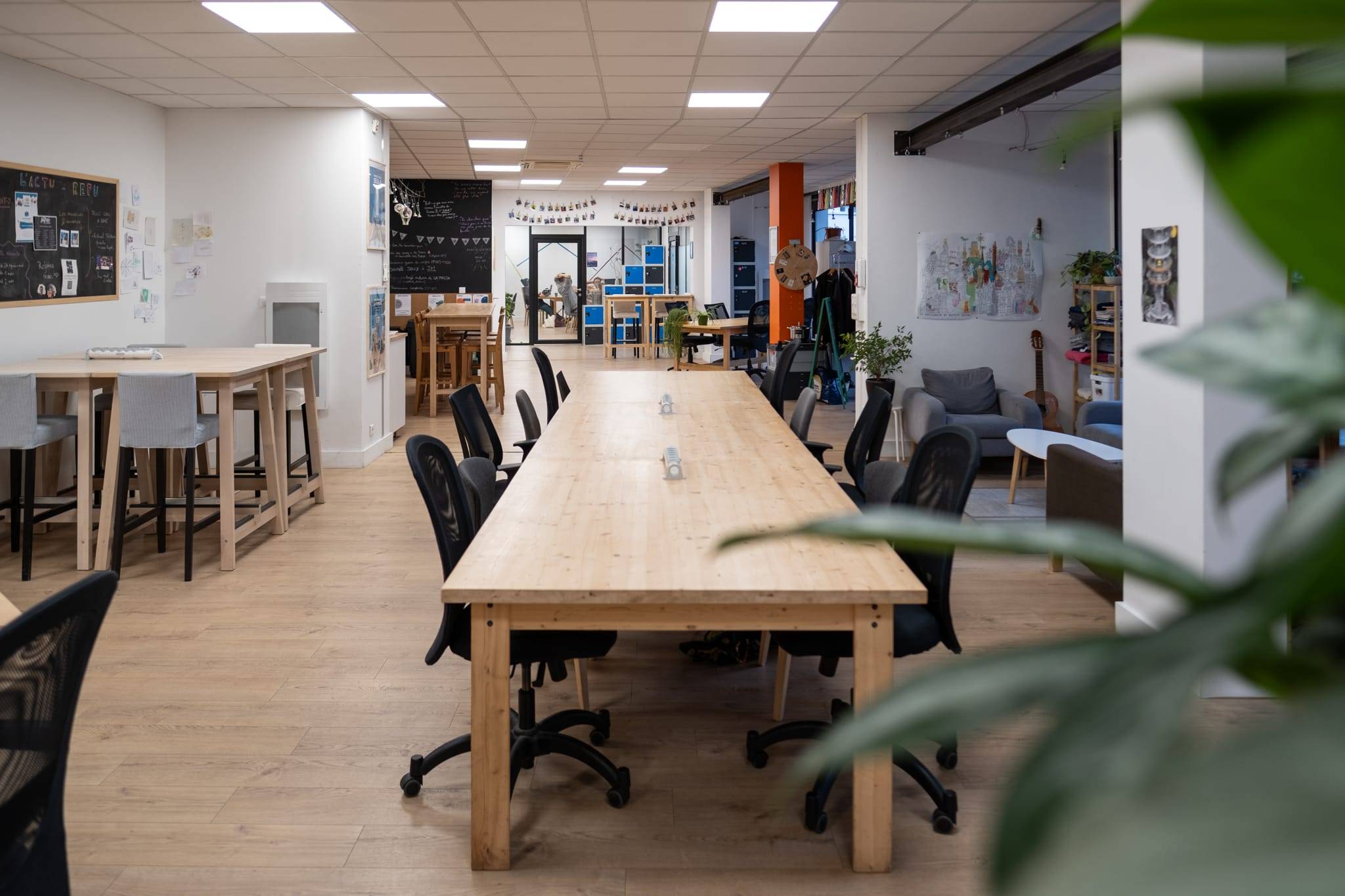 Grandes tables et chaises modulables, espace privatisable Villeurbanne République Grandes tables et chaises modulables, espace privatisable Villeurbanne République