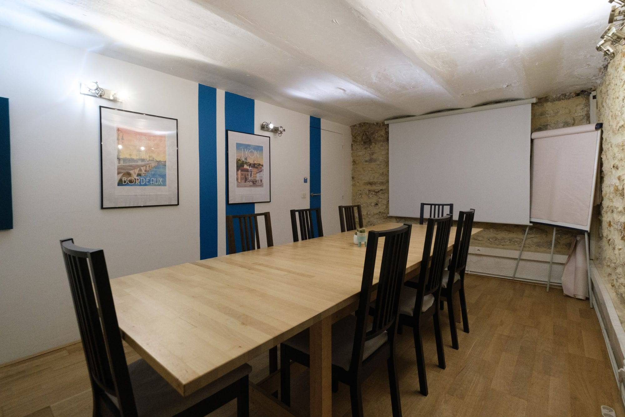Grande salle de réunion avec écran de projection, espace privatisable Paris 12e Gare de Lyon Grande salle de réunion avec écran de projection, espace privatisable Paris 12e Gare de Lyon