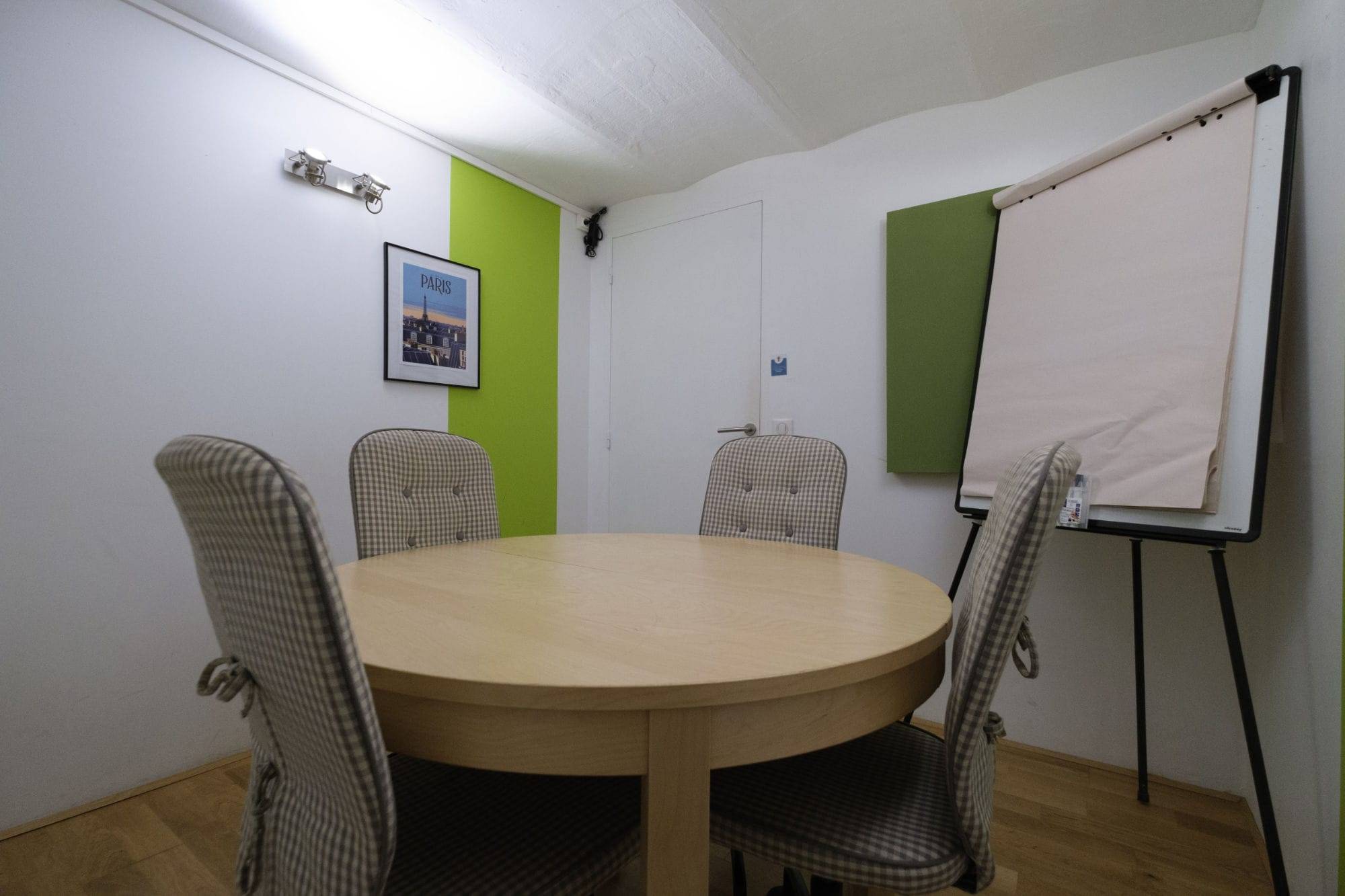 Petite salle de réunion avec table ronde et paperboard, espace privatisable Paris 12e Petite salle de réunion avec table ronde et paperboard, espace privatisable Paris 12e