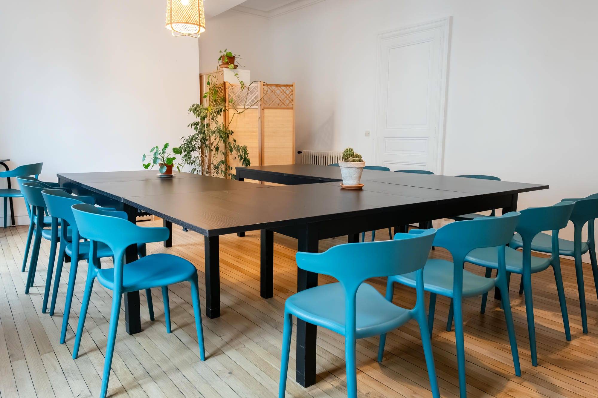 Grande table de réunion pour une assemblée générale d'entreprise ou d'association, espace privatisable à Nantes Grande table de réunion pour une assemblée générale d'entreprise ou d'association, espace privatisable à Nantes
