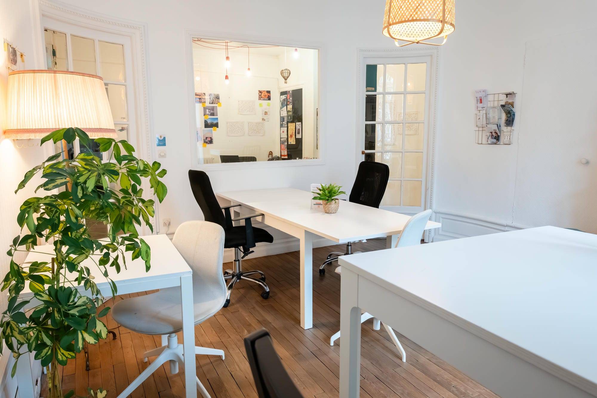 Salle privative avec postes de travail, espace privatisable au centre de Nantes Salle privative avec postes de travail, espace privatisable au centre de Nantes
