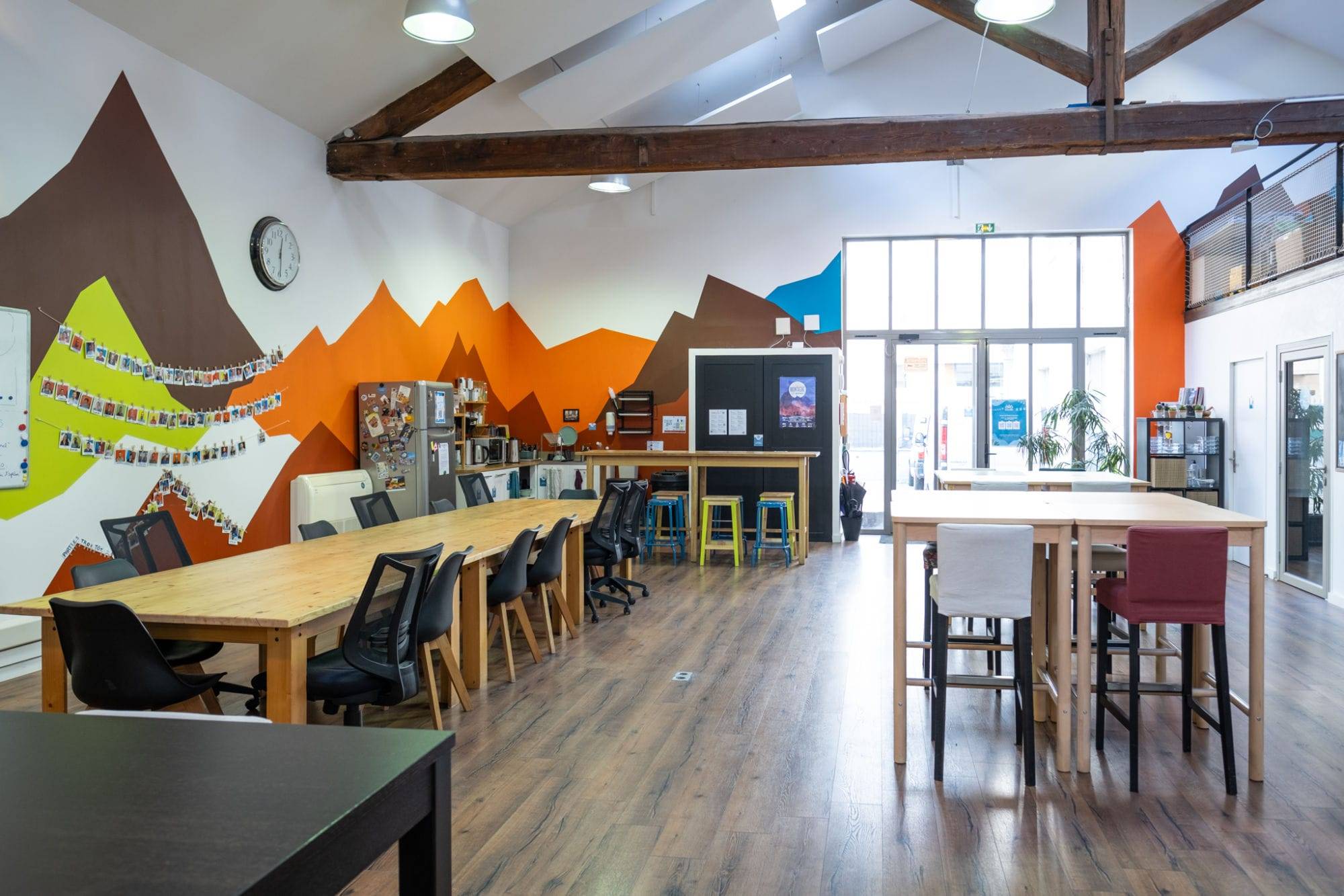 Rez-de-chaussée avec fresque colorée et tables modulables, espace privatisable Lyon 7e Rez-de-chaussée avec fresque colorée et tables modulables, espace privatisable Lyon 7e