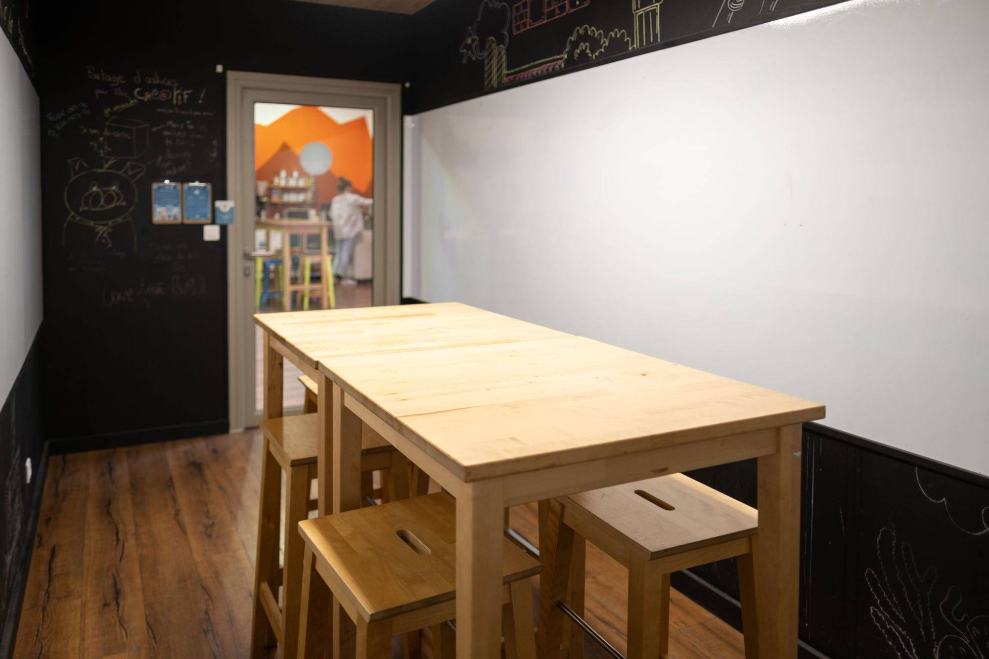 Salle de réunion pour 4 personnes avec mur ardoise, espace privatisable Lyon 7e Salle de réunion pour 4 personnes avec mur ardoise, espace privatisable Lyon 7e