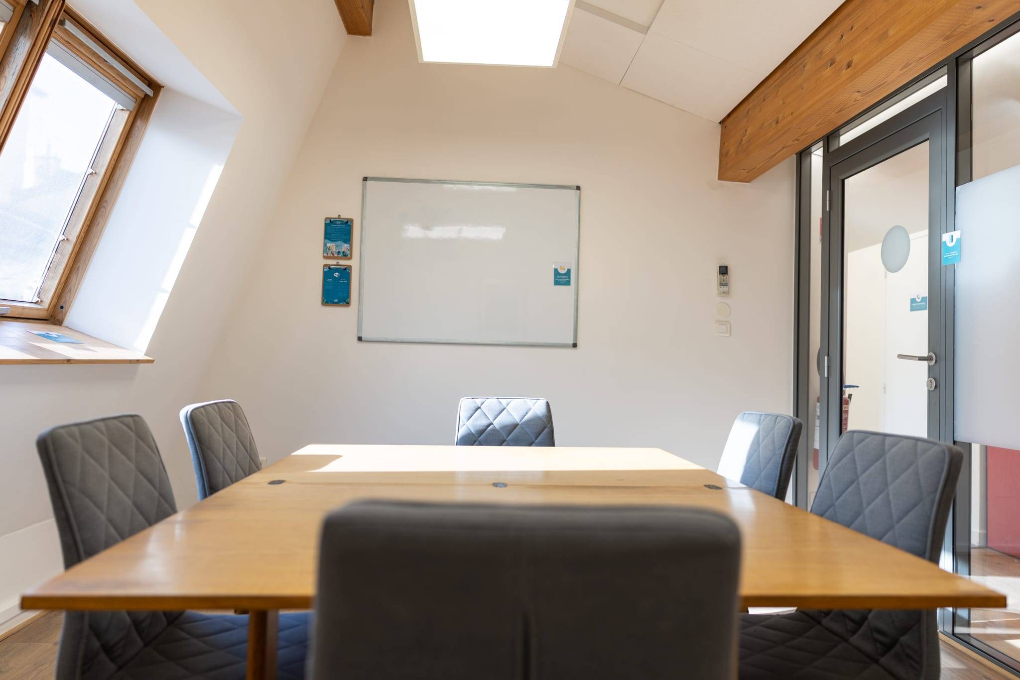 Salle de réunion pour 6 personnes à l'étage, espace privatisable Lyon 9e Vaise Salle de réunion pour 6 personnes à l'étage, espace privatisable Lyon 9e Vaise