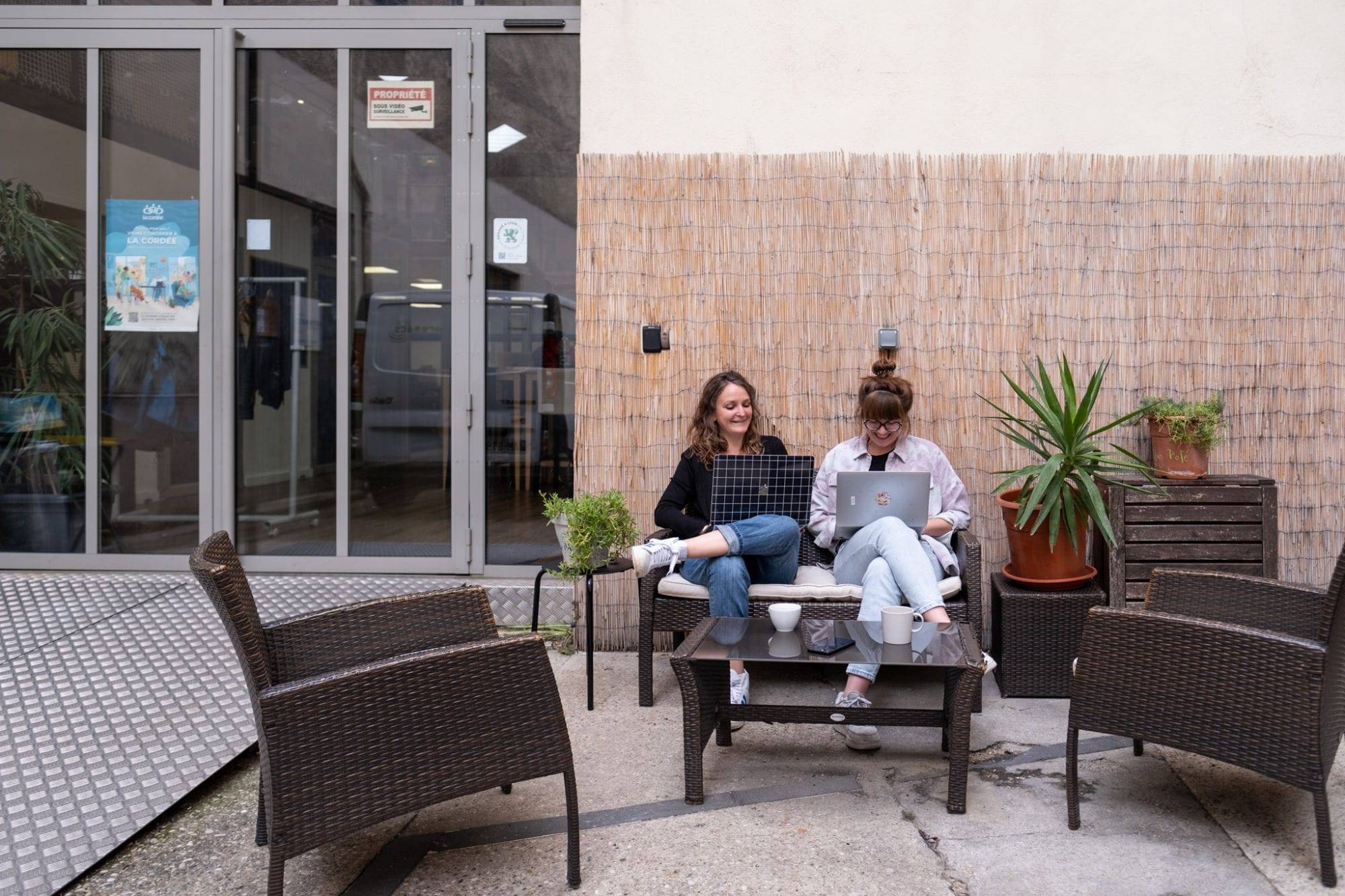 Équipe travaillant sur la terrasse de La Cordée Lyon Jean Macé