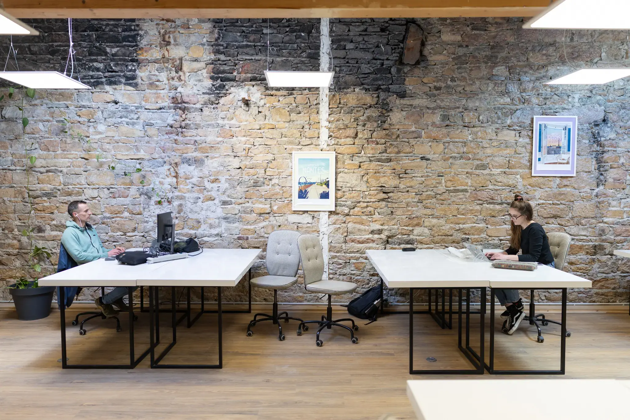 Deux coworkers à leurs bureaux attitrés sous les toits, La Cordée Lyon Vaise