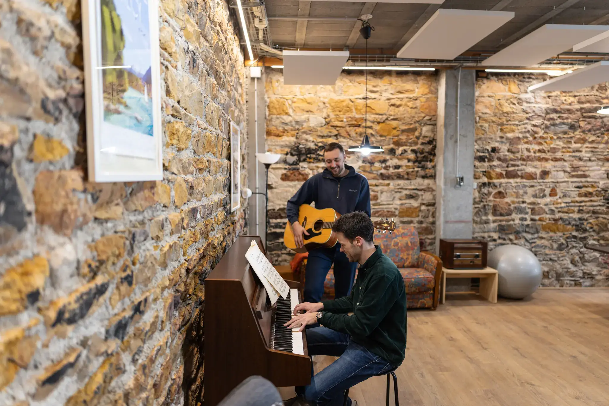 Aparté musical dans l'espace détente de La Cordée coworking Lyon 9e