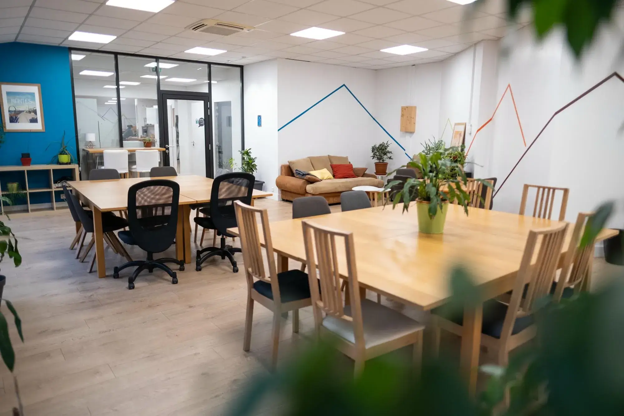 Open space lumineux avec grandes tables en bois, La Cordée Villeurbanne République
