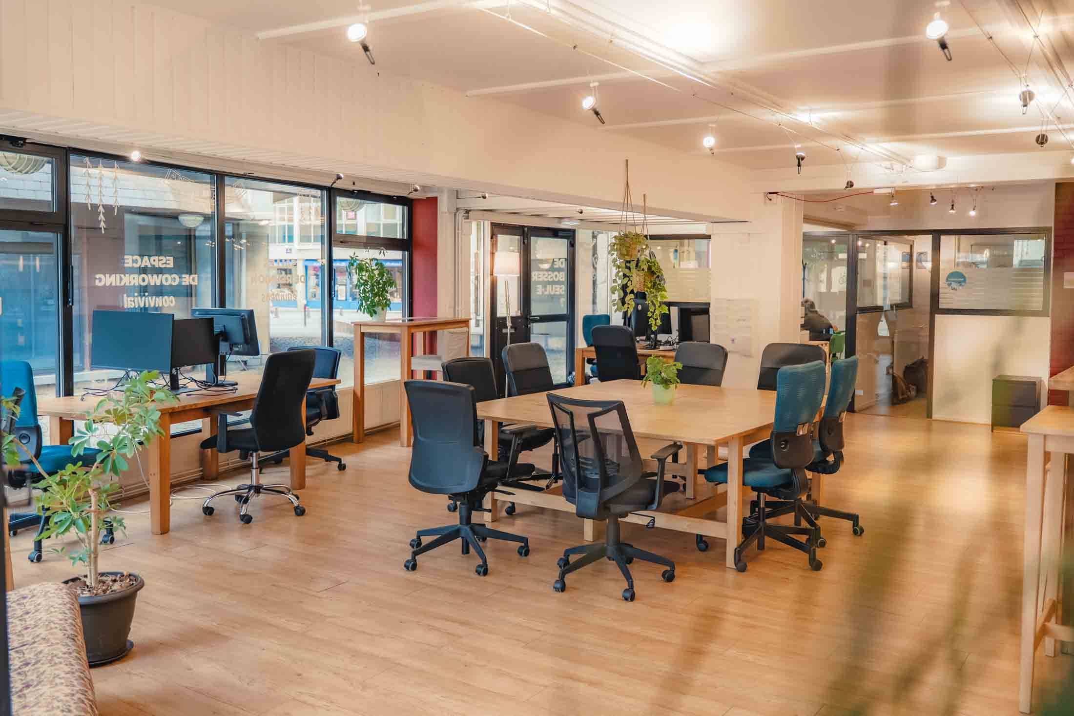 Rez-de-chaussée avec tables et chaises modulables, espace privatisable au centre-ville de Rennes Rez-de-chaussée avec tables et chaises modulables, espace privatisable au centre-ville de Rennes