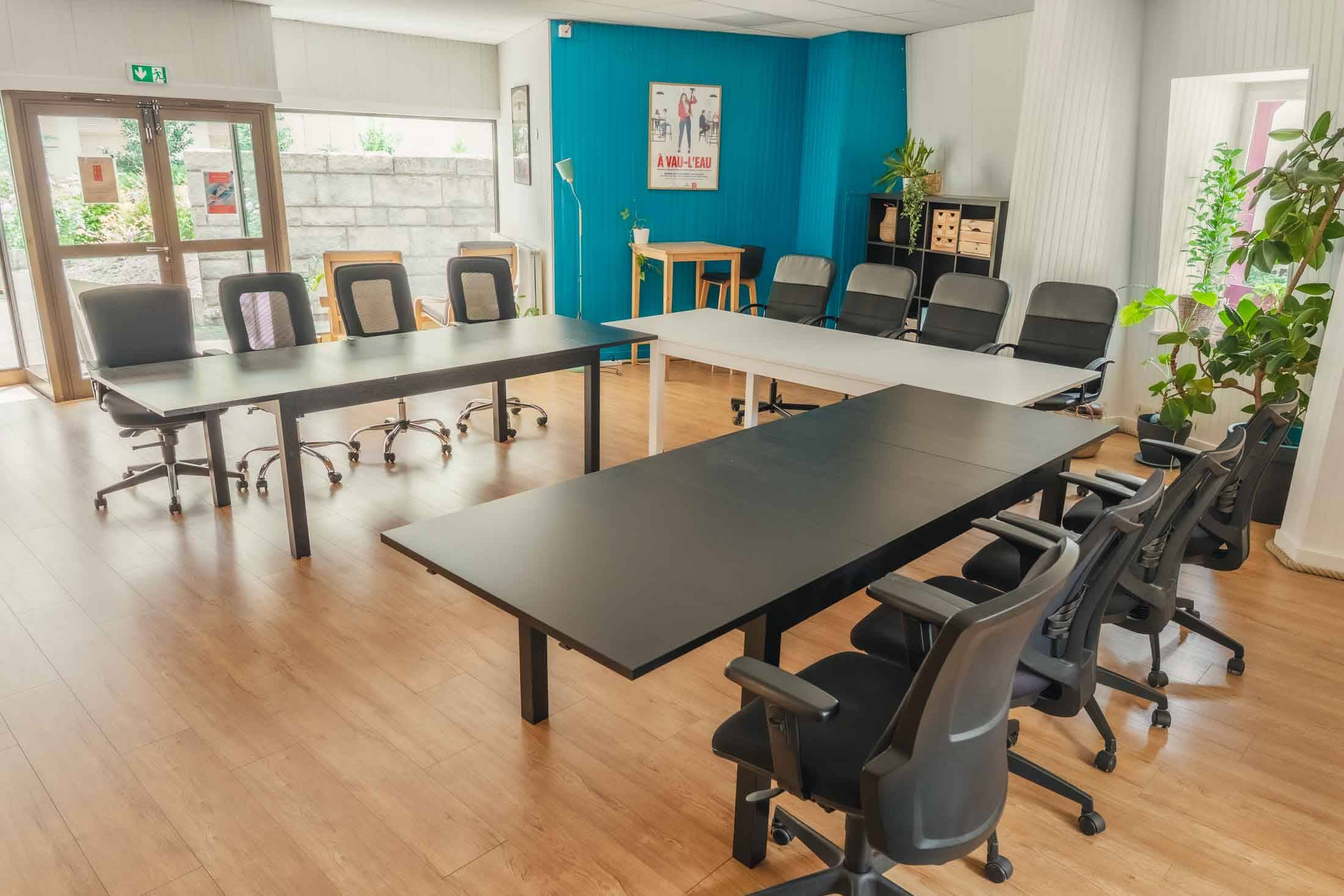 Tables en U à l'étage, espace privatisable au centre-ville de Rennes Tables en U à l'étage, espace privatisable au centre-ville de Rennes