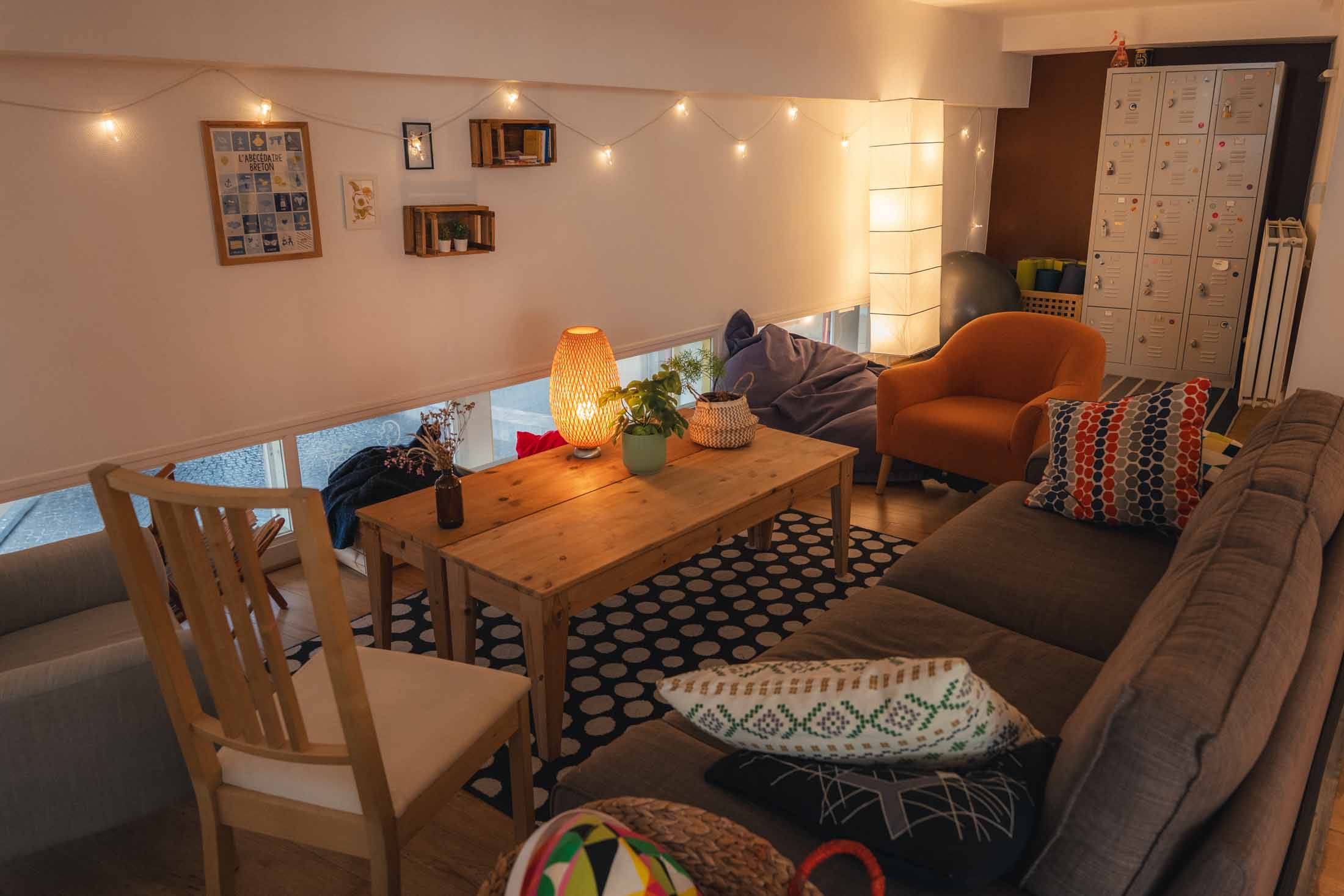 Coin détente avec canapés et fauteuils à l'étage, espace privatisable au centre-ville de Rennes Coin détente avec canapés et fauteuils à l'étage, espace privatisable au centre-ville de Rennes