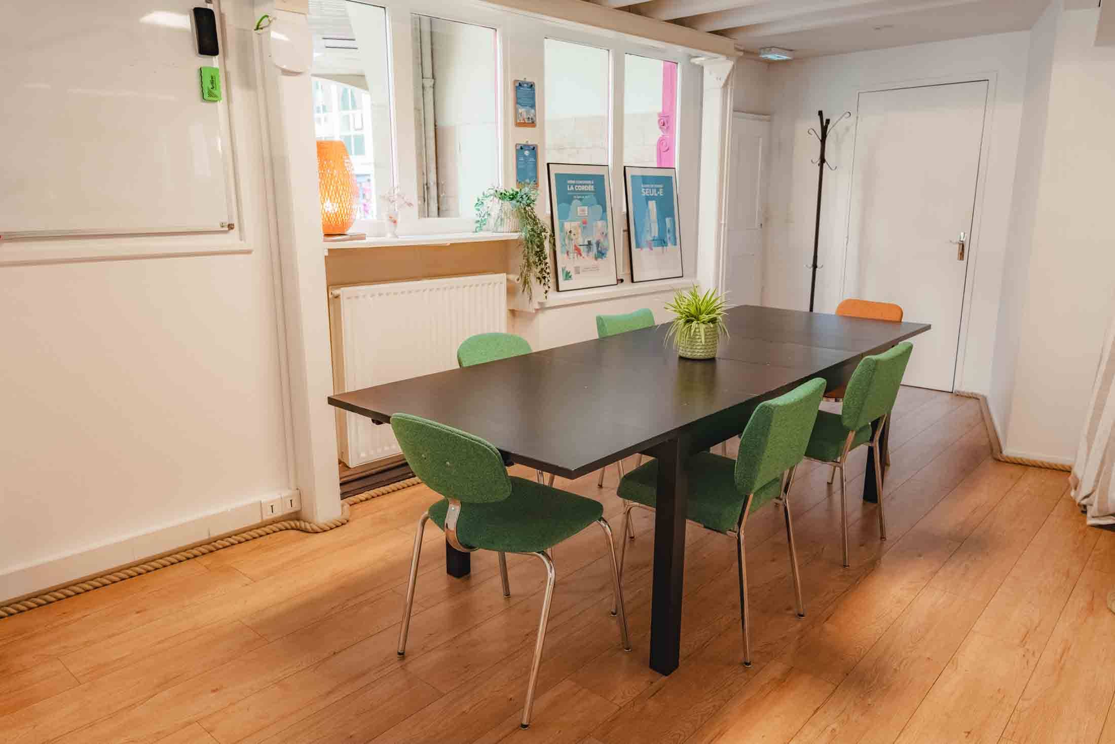 Salle de réunion pour 7 personnes incluse, espace privatisable au centre-ville de Rennes Salle de réunion pour 7 personnes incluse, espace privatisable au centre-ville de Rennes