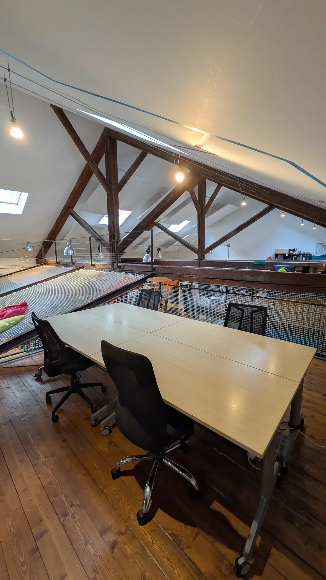 Bureaux attitrés en mezzanine sous les poutres, La Cordée Lyon 7e Jean Macé