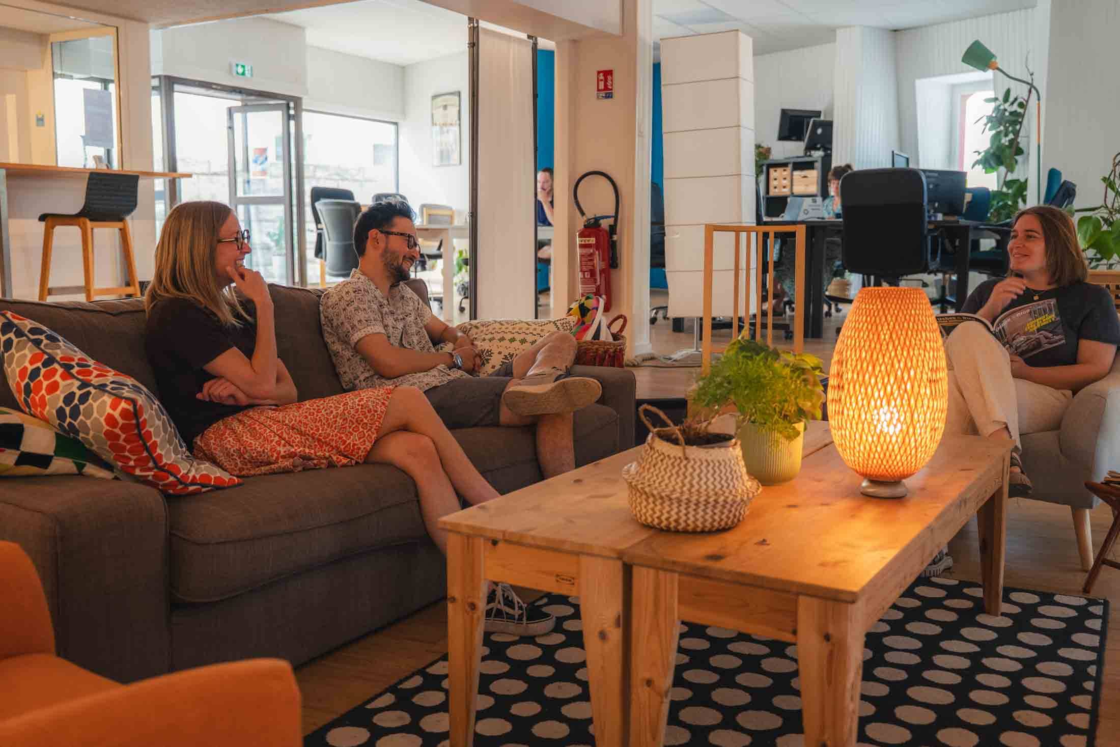 Pause conviviale dans le coin canapé, quartier des Lices