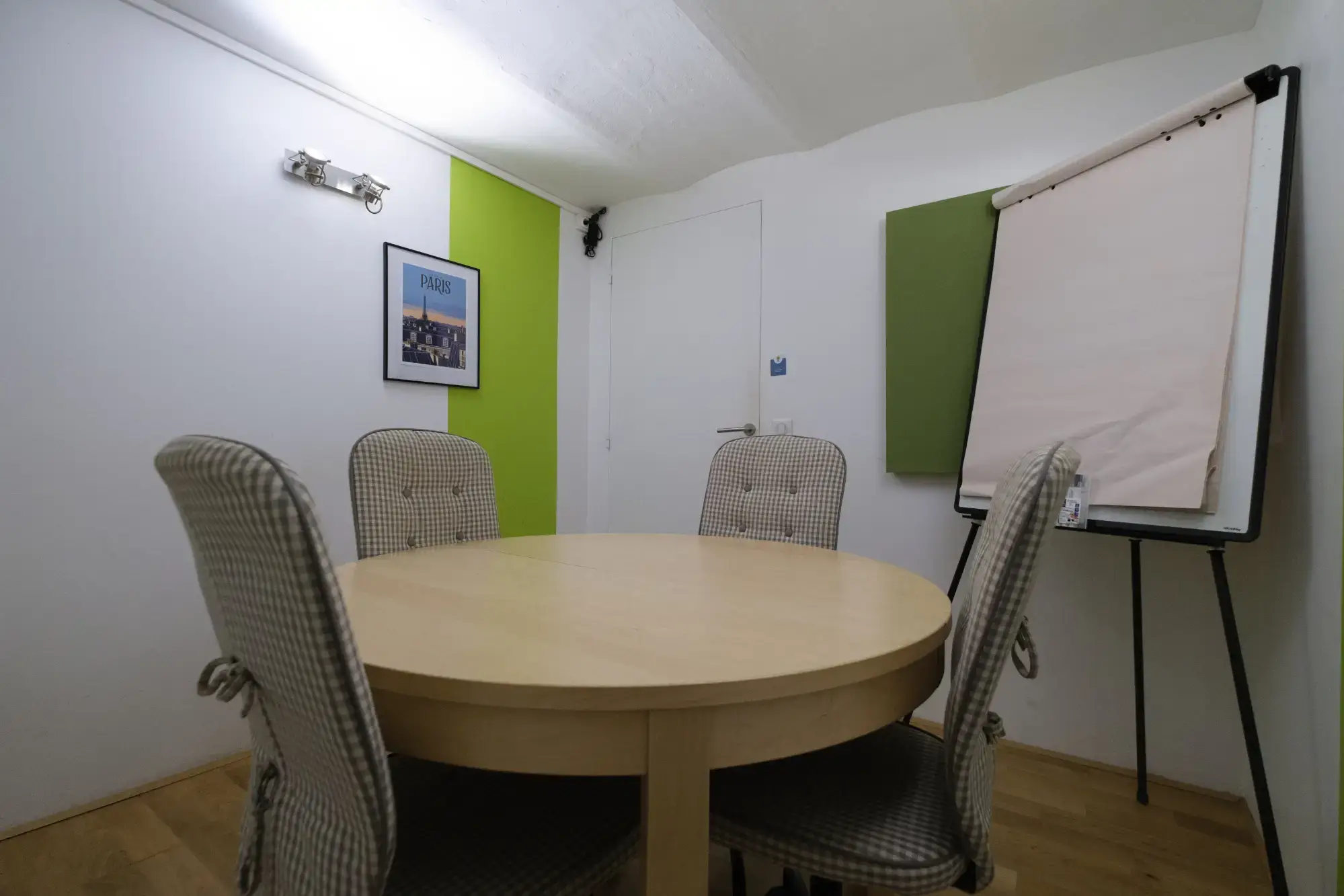 Salle de réunion pour 4 personnes avec paperboard, La Cordée Paris 12 Gare de Lyon
