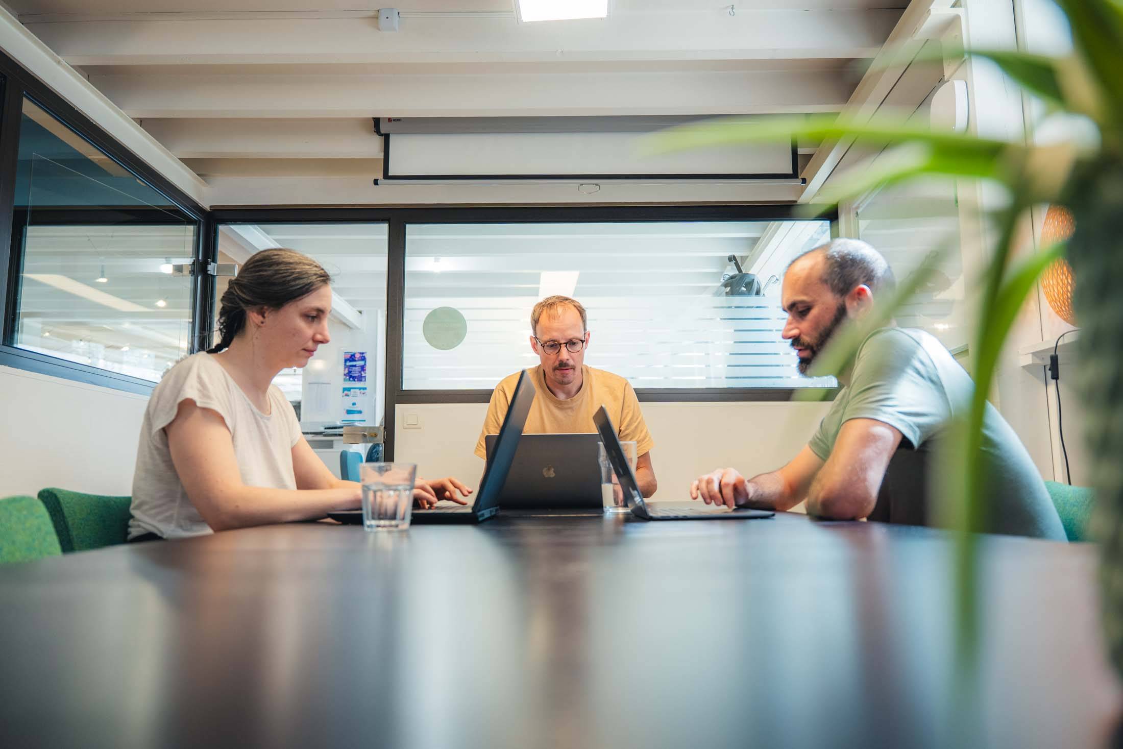 Réunion en cours dans la salle de 6 personnes, La Cordée coworking Rennes
