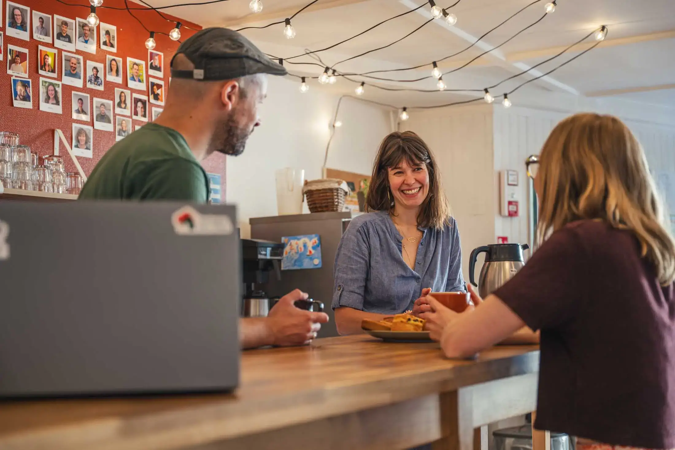 Échanges entre membres du coworking, réseau, partage, entraide Échanges entre membres du coworking, réseau, partage, entraide