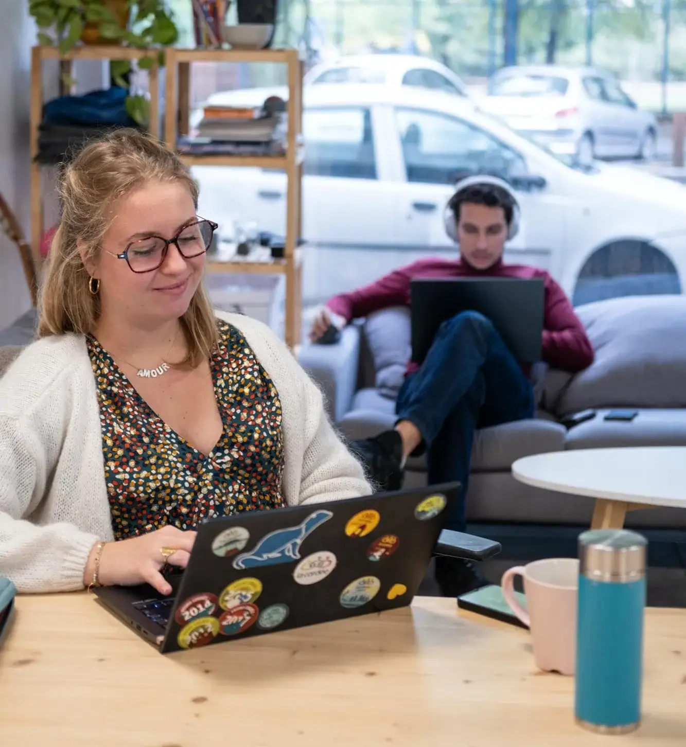 Freelance travaillant en flex office dans les bureaux partagés de La Cordée Villeurbanne