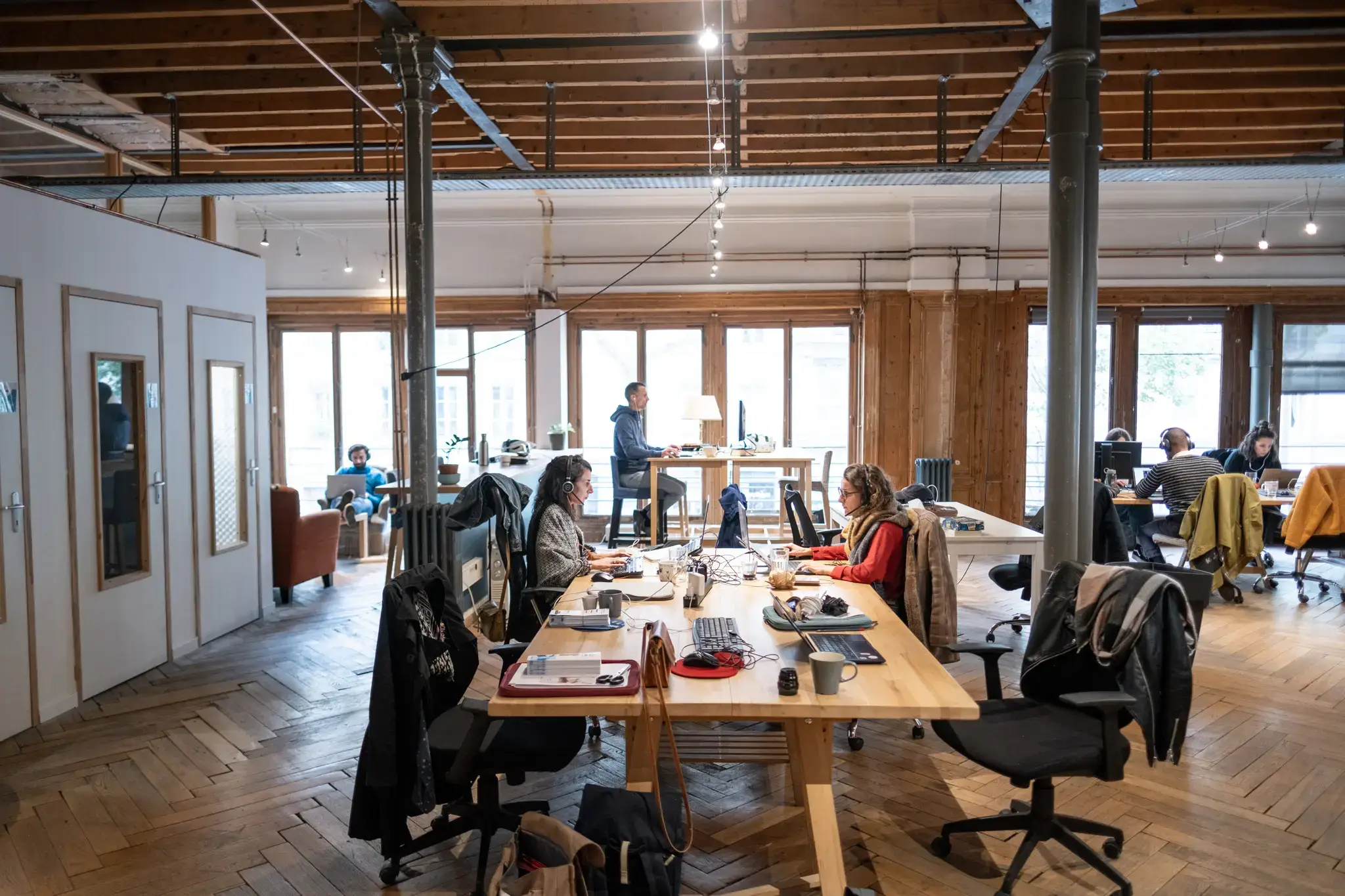 Espace de travail spacieux avec cabines téléphoniques à disposition pour les travailleurs nomades Espace de travail spacieux avec cabines téléphoniques à disposition pour les travailleurs nomades