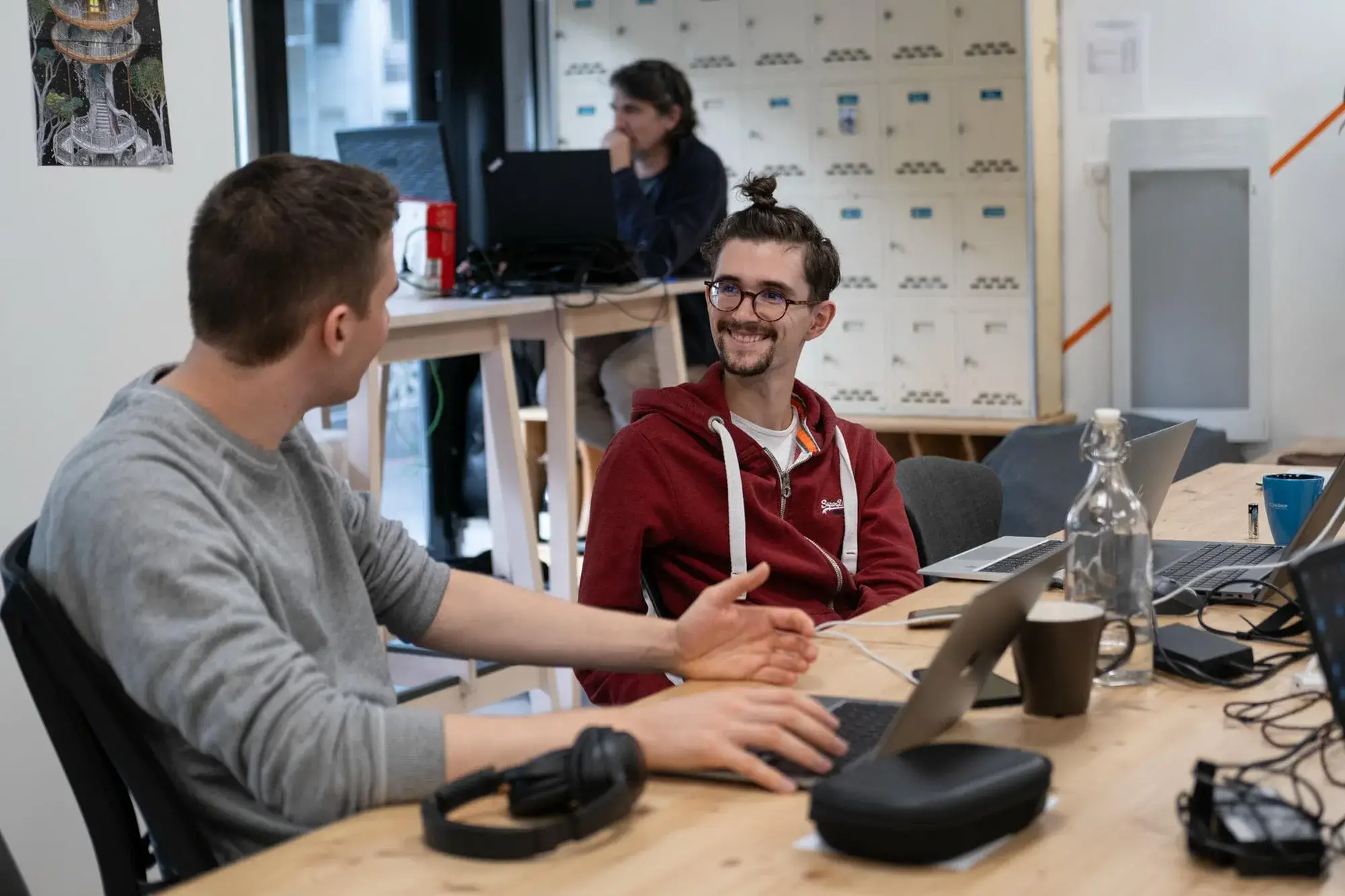 Échange entre entrepreneurs au coworking