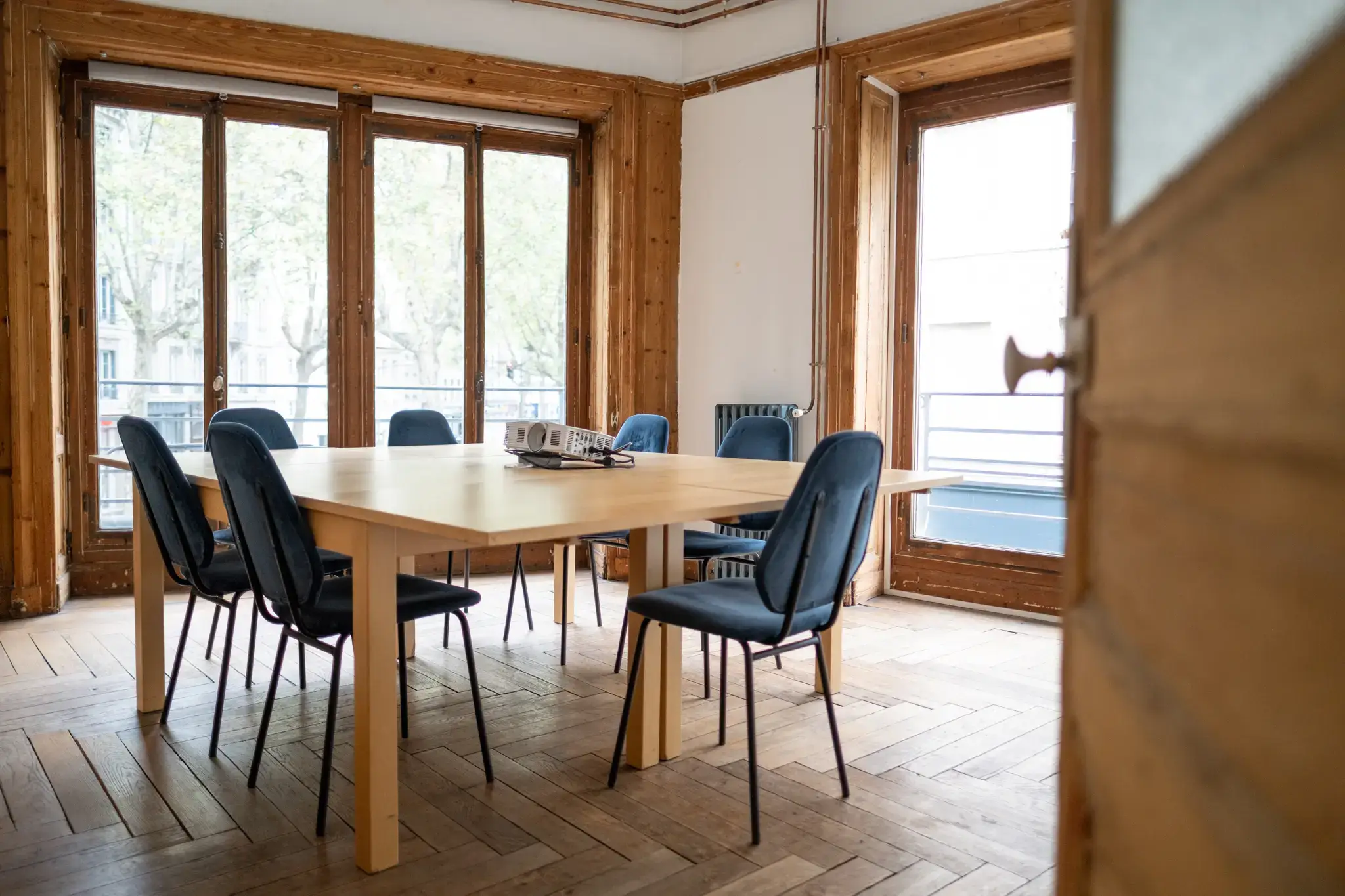 Salle de réunion lumineuse de 8 personnes avec vidéoprojecteur, La Cordée coworking Lyon 3e salle "Nun Kun" Salle de réunion lumineuse de 8 personnes avec vidéoprojecteur, La Cordée coworking Lyon 3e salle "Nun Kun"