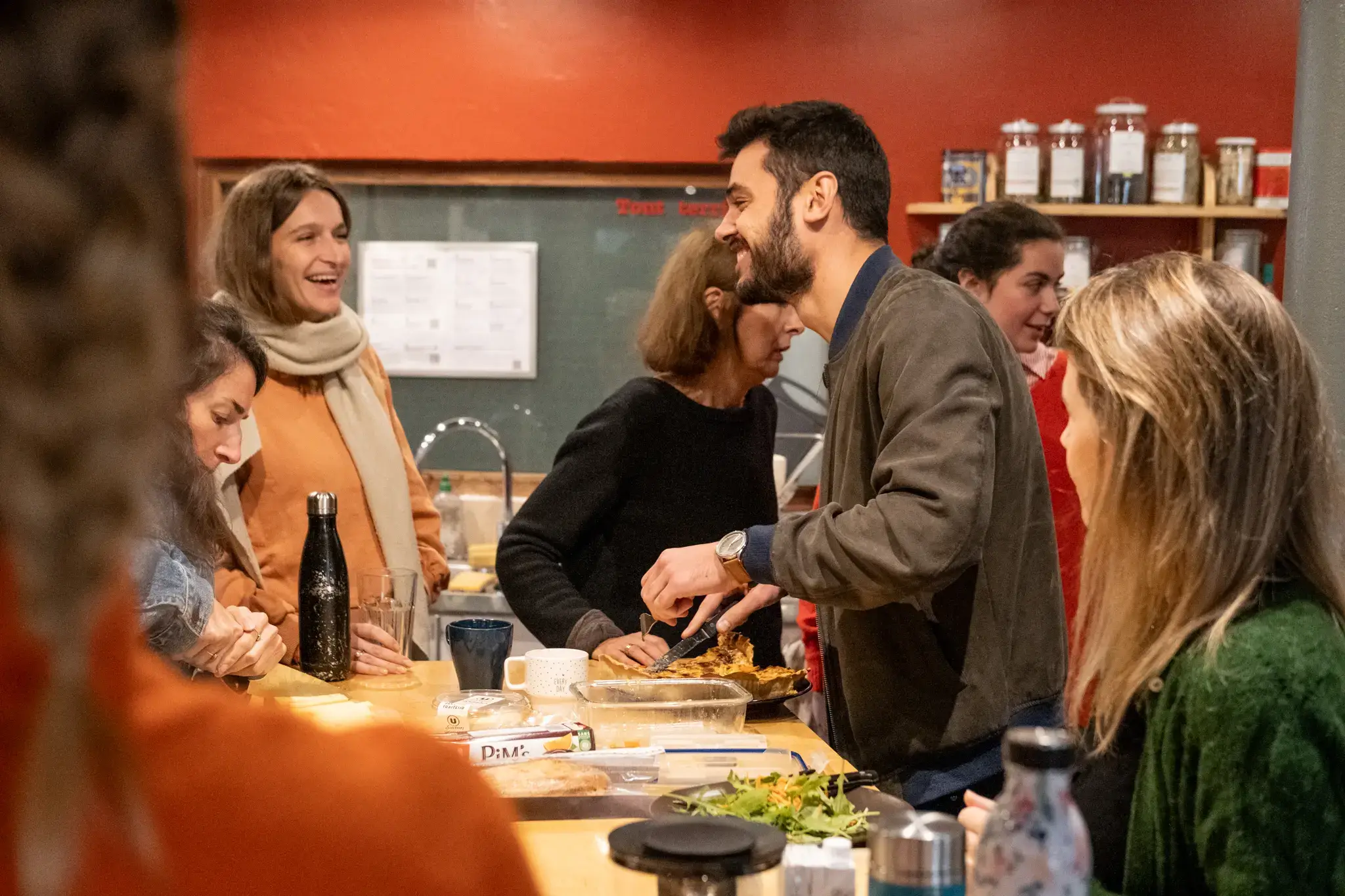 Pause repas conviviale dans la cuisine partagée Pause repas conviviale dans la cuisine partagée