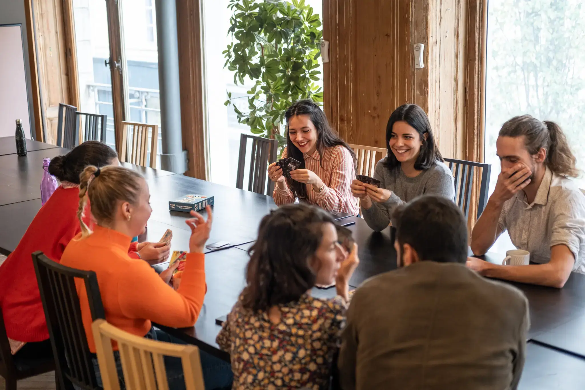 Moment de pause conviviale autour d'un jeu de société pour souffler et apprendre à se connaître Moment de pause conviviale autour d'un jeu de société pour souffler et apprendre à se connaître