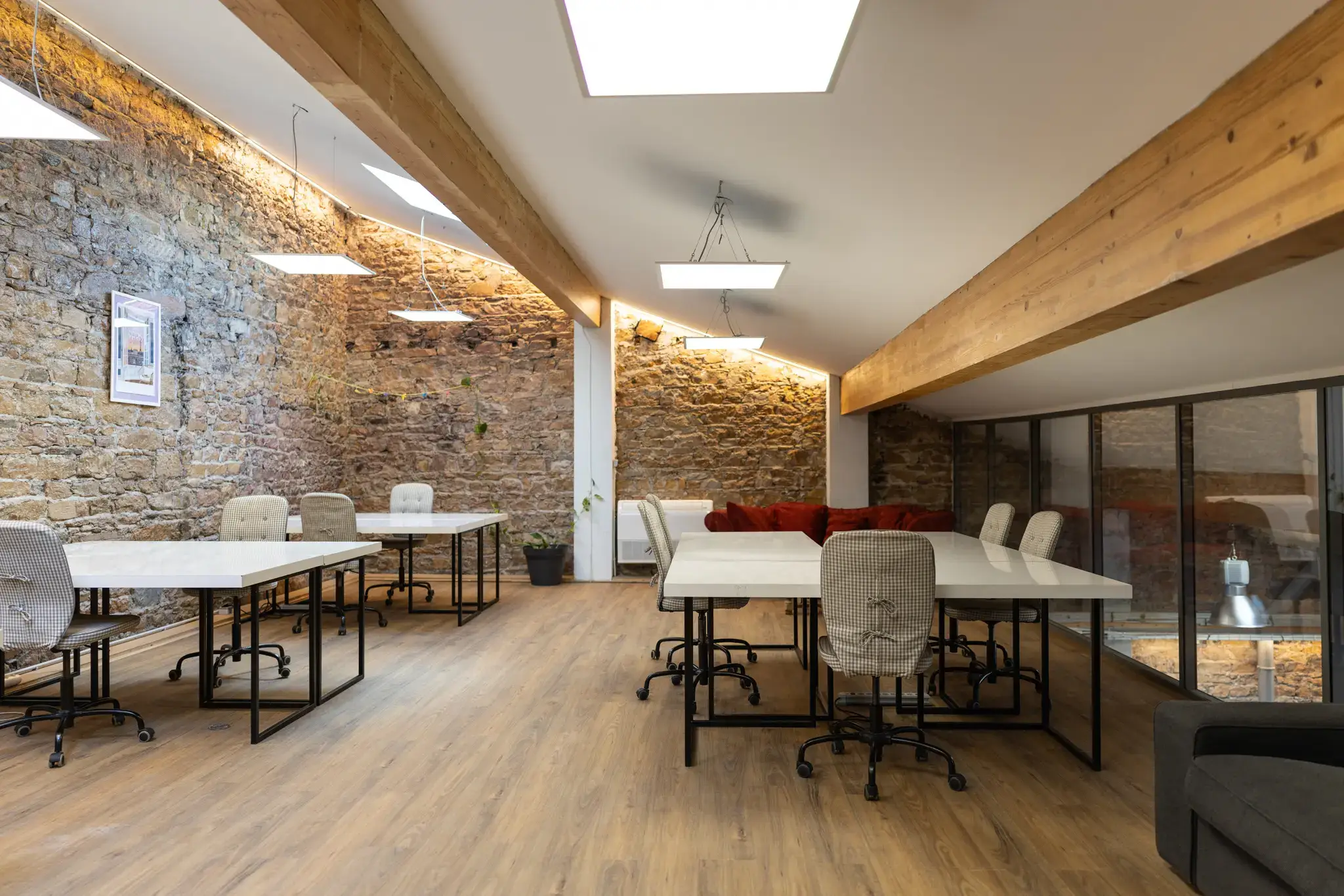 Bureaux fixes climatisés en location dans la mezzanine, La Cordée coworking Lyon Vaise