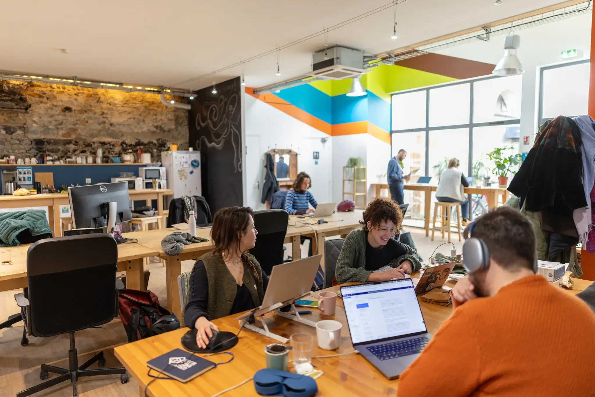Télétravailleur et freelance en espace de coworking spacieux et lumineux, Lyon 9e Vaise