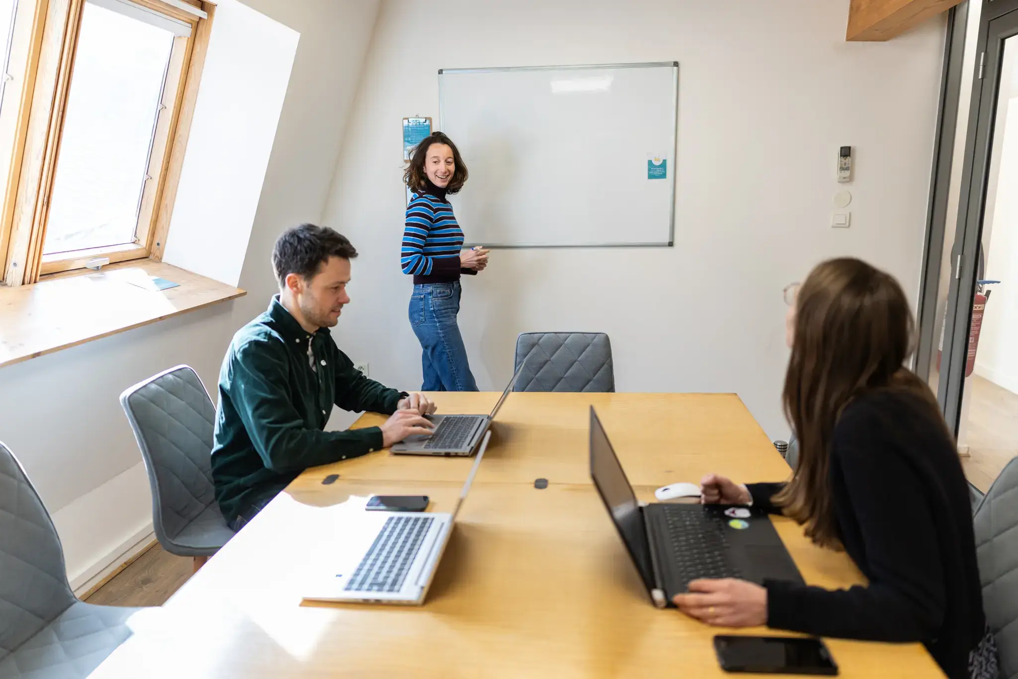 Salle de réunion 6 personnes avec tableau blanc, Lyon 9e Vaise