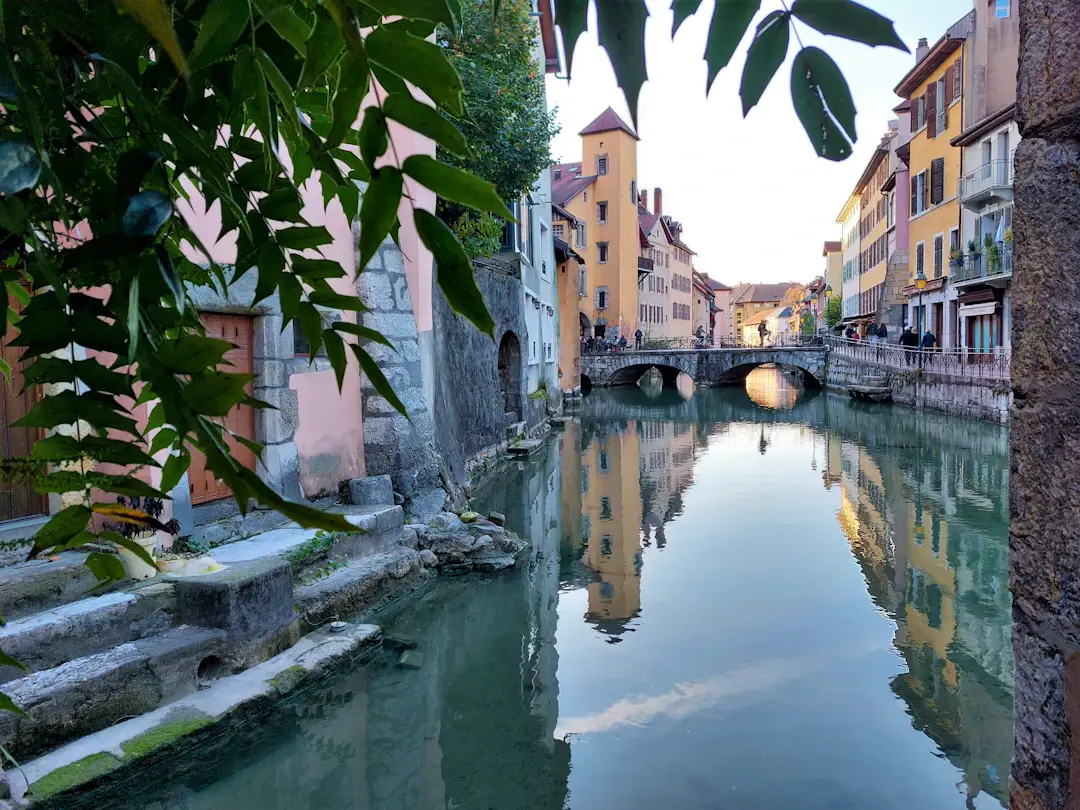 Ville d'Annecy photographiée par 'pedarun' sur Unsplash