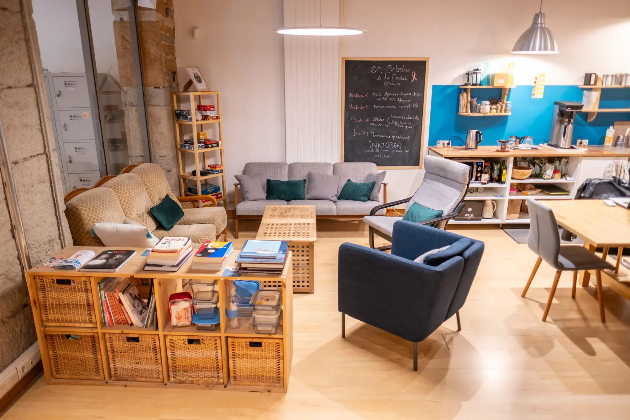 Coin salon et bibliothèque partagée entre coworkers de La Cordée coworking Lyon 1er, à 2 pas de l'Opéra Coin salon et bibliothèque partagée entre coworkers de La Cordée coworking Lyon 1er, à 2 pas de l'Opéra