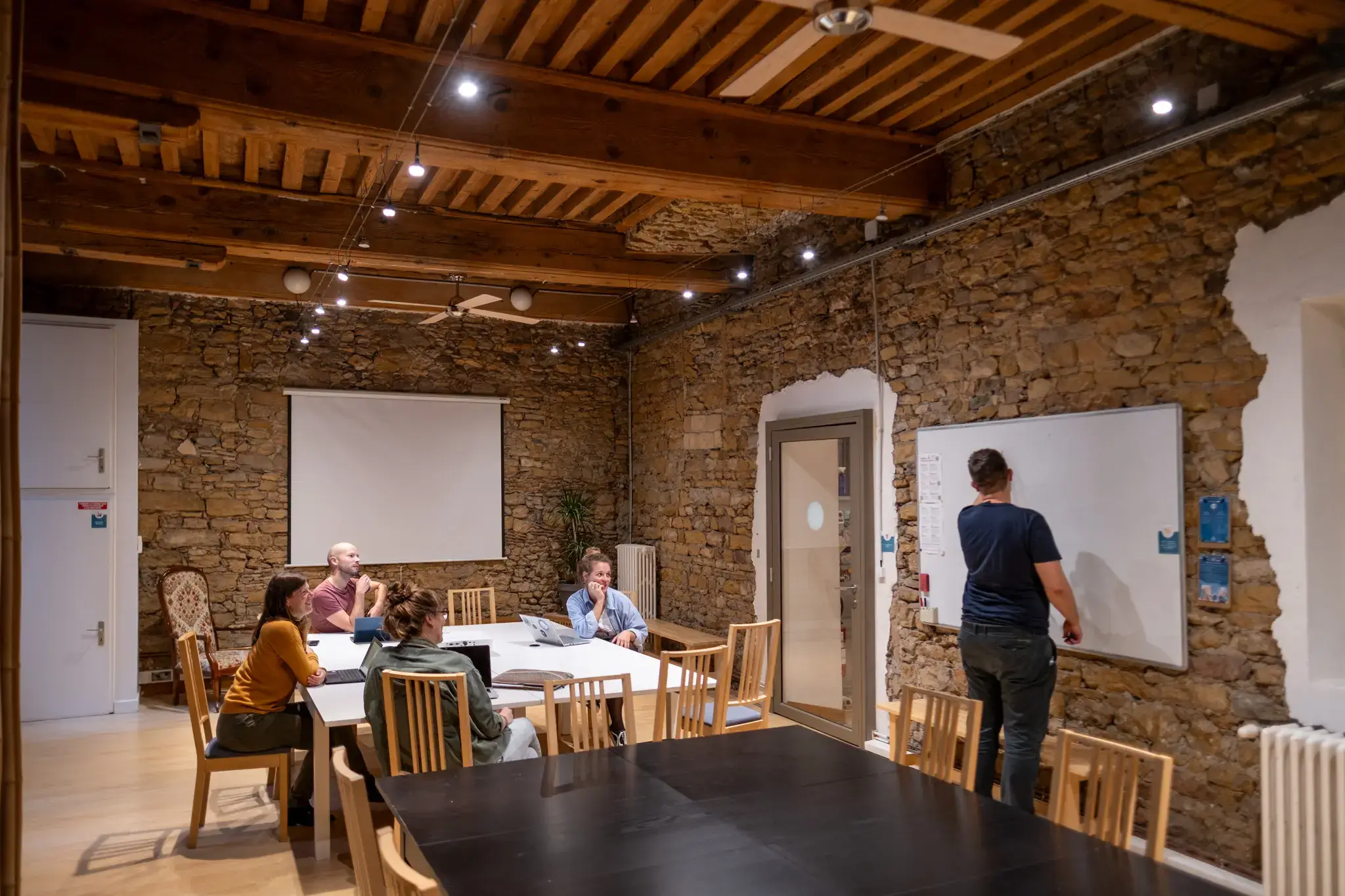 Grande salle de réunion avec vidéoprojecteur et écran blanc en plein coeur de la presqu'île de Lyon, à 2 pas de l'Opéra Grande salle de réunion avec vidéoprojecteur et écran blanc en plein coeur de la presqu'île de Lyon, à 2 pas de l'Opéra