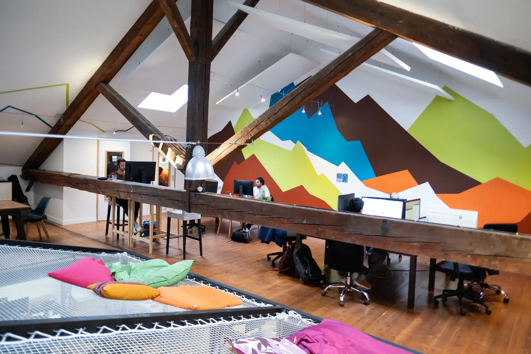 Espace de travail en mezzanine dans le loft industriel de La Cordée Jean Macé, Lyon 7e Espace de travail en mezzanine dans le loft industriel de La Cordée Jean Macé, Lyon 7e