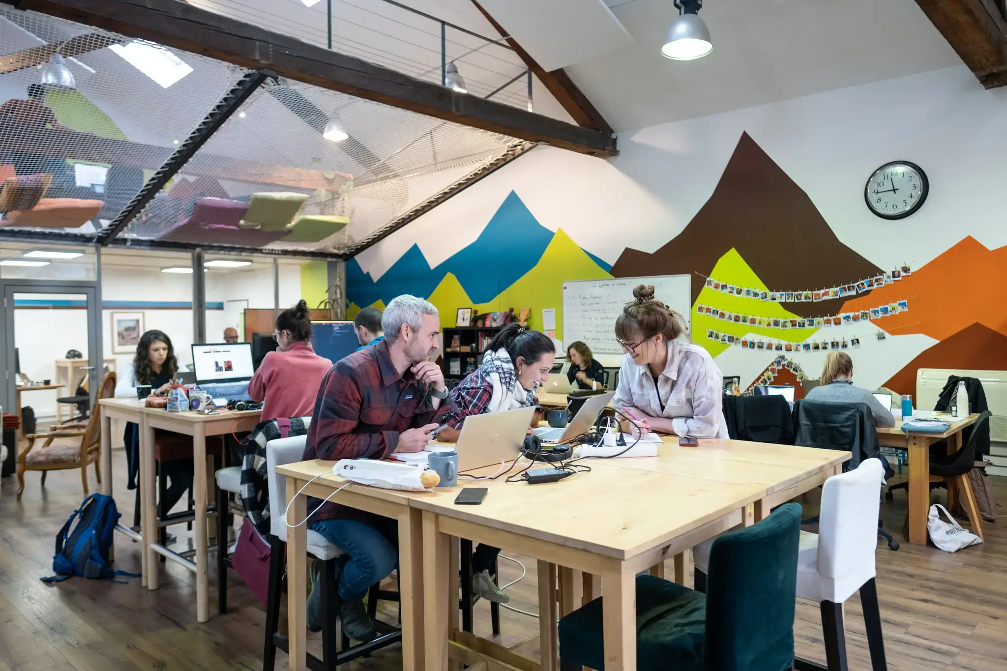 Entraide entre coworkers en espace de travail partagé à La Cordée coworking Lyon 7e, Jean-Macé