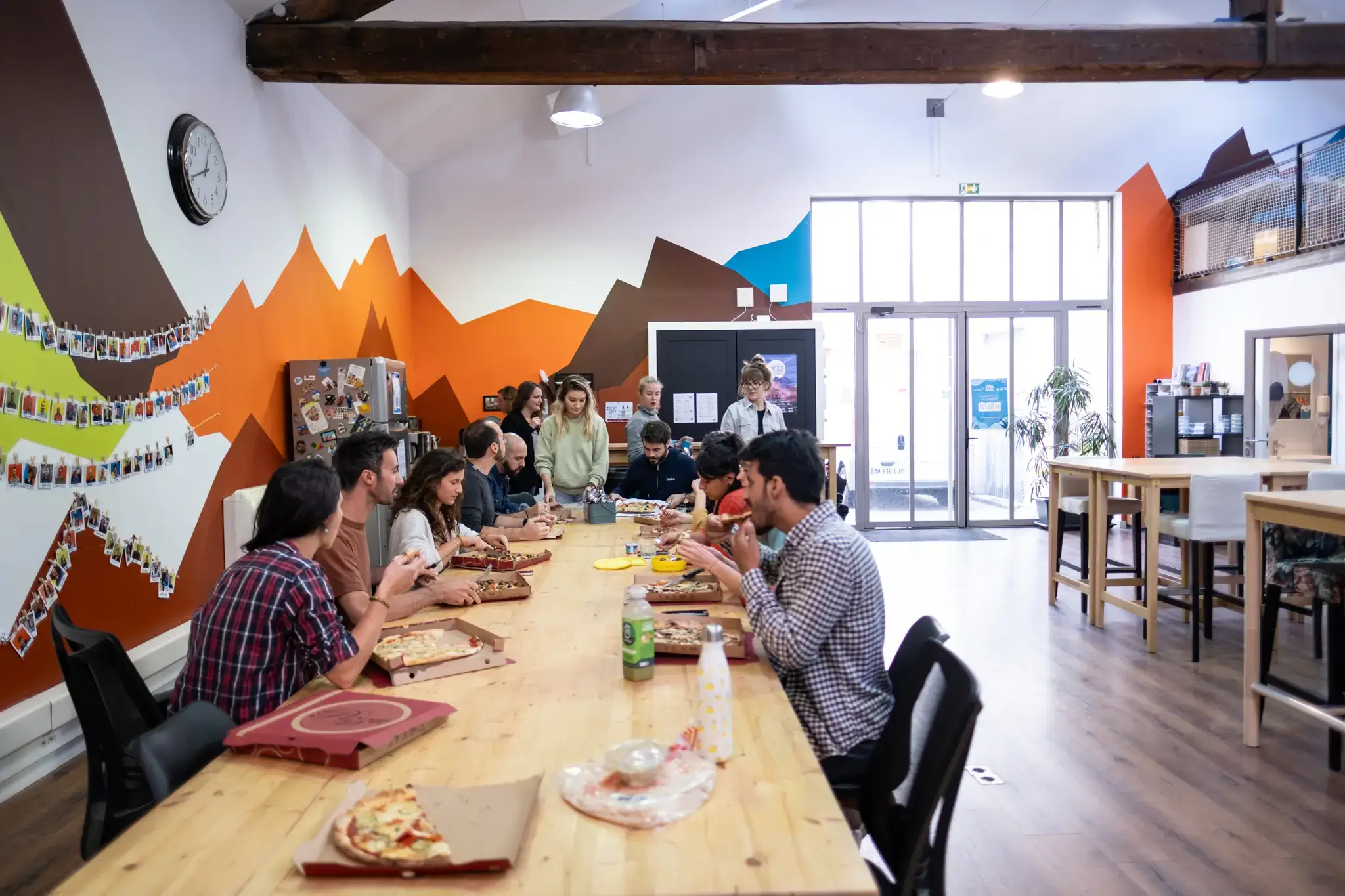 Pause déjeuner conviviale entre télétravailleurs, freelances et entrepreneurs Pause déjeuner conviviale entre télétravailleurs, freelances et entrepreneurs