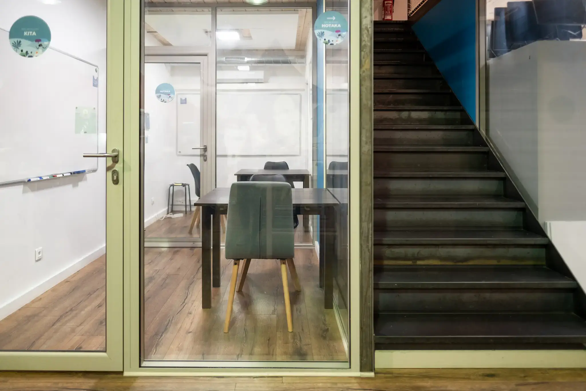 Salle de réunion pour 2 personnes avec tableau blanc, La Cordée coworking Lyon 7e Salle de réunion pour 2 personnes avec tableau blanc, La Cordée coworking Lyon 7e