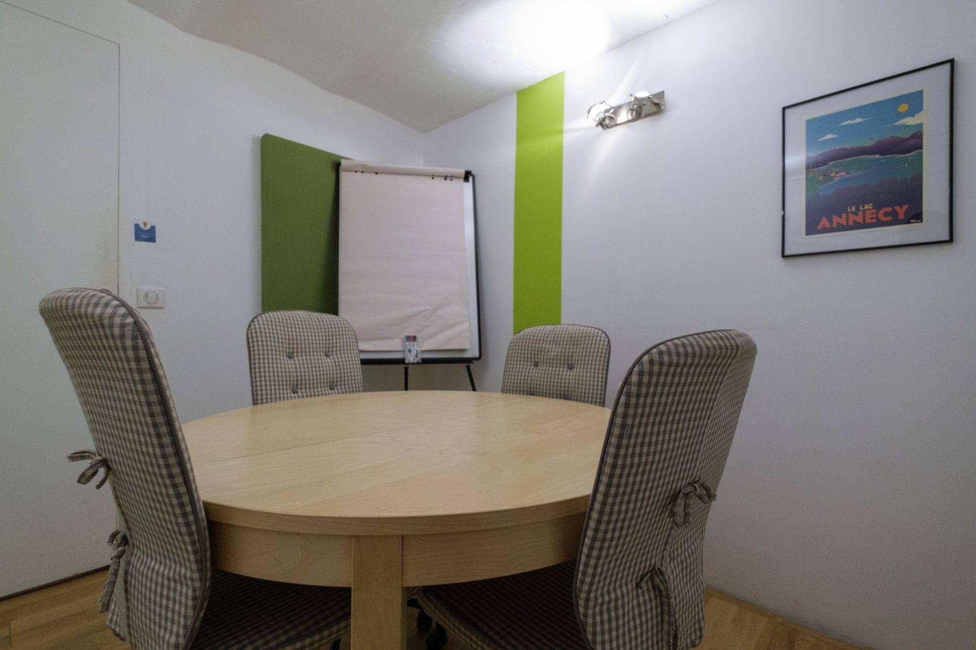 Salle de réunion pour 4 personnes, la Cordée Paris 12 Gare de Lyon Salle de réunion pour 4 personnes, la Cordée Paris 12 Gare de Lyon