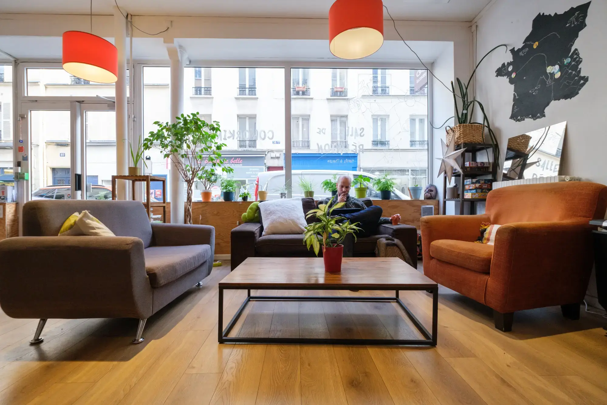 Coin détente dans l'espace de coworking, la Cordée Paris 12 Gare de Lyon Coin détente dans l'espace de coworking, la Cordée Paris 12 Gare de Lyon