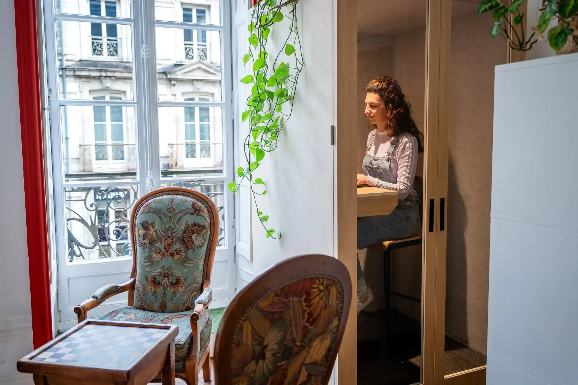 Coworker dans une cabine téléphonique insonorisée pour des échanges plus confidentiels Coworker dans une cabine téléphonique insonorisée pour des échanges plus confidentiels